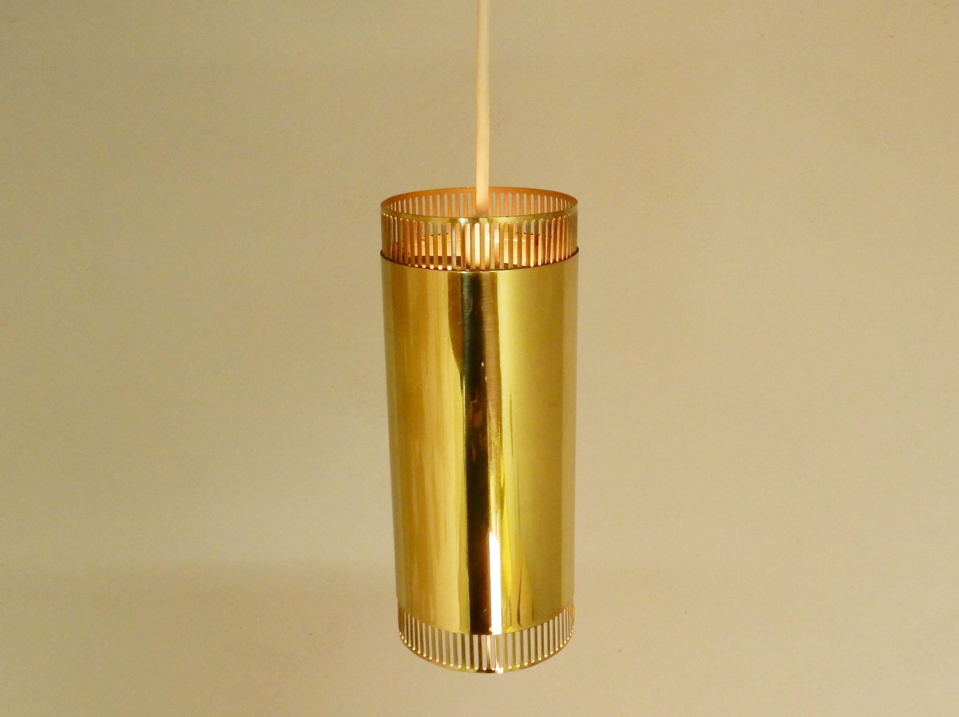 Ottone Set di 3 lampade a sospensione cilindriche in ottone perforato, Svezia anni '60 in vendita