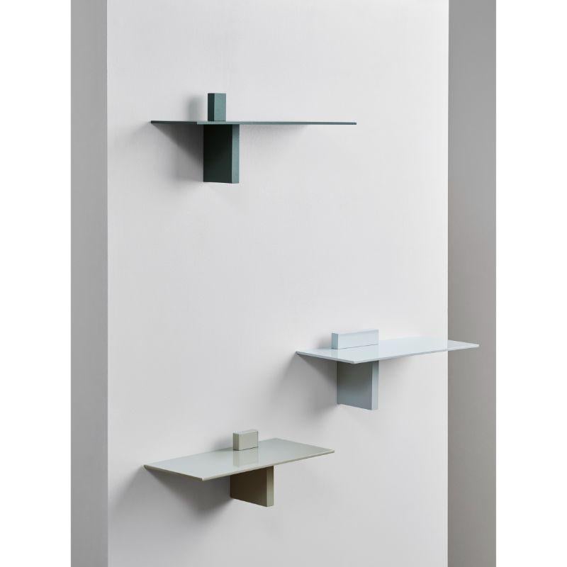 Set of 3, piazzetta shelves, light - cement and pebble grey by Atelier Ferraro
Dimensions: L 33 x W 10 x H 14 cm
Materials: recycled aluminium

„THE FORM FOLLOWS THE REST“: In a future where raw materials won't be as abundantly available as they