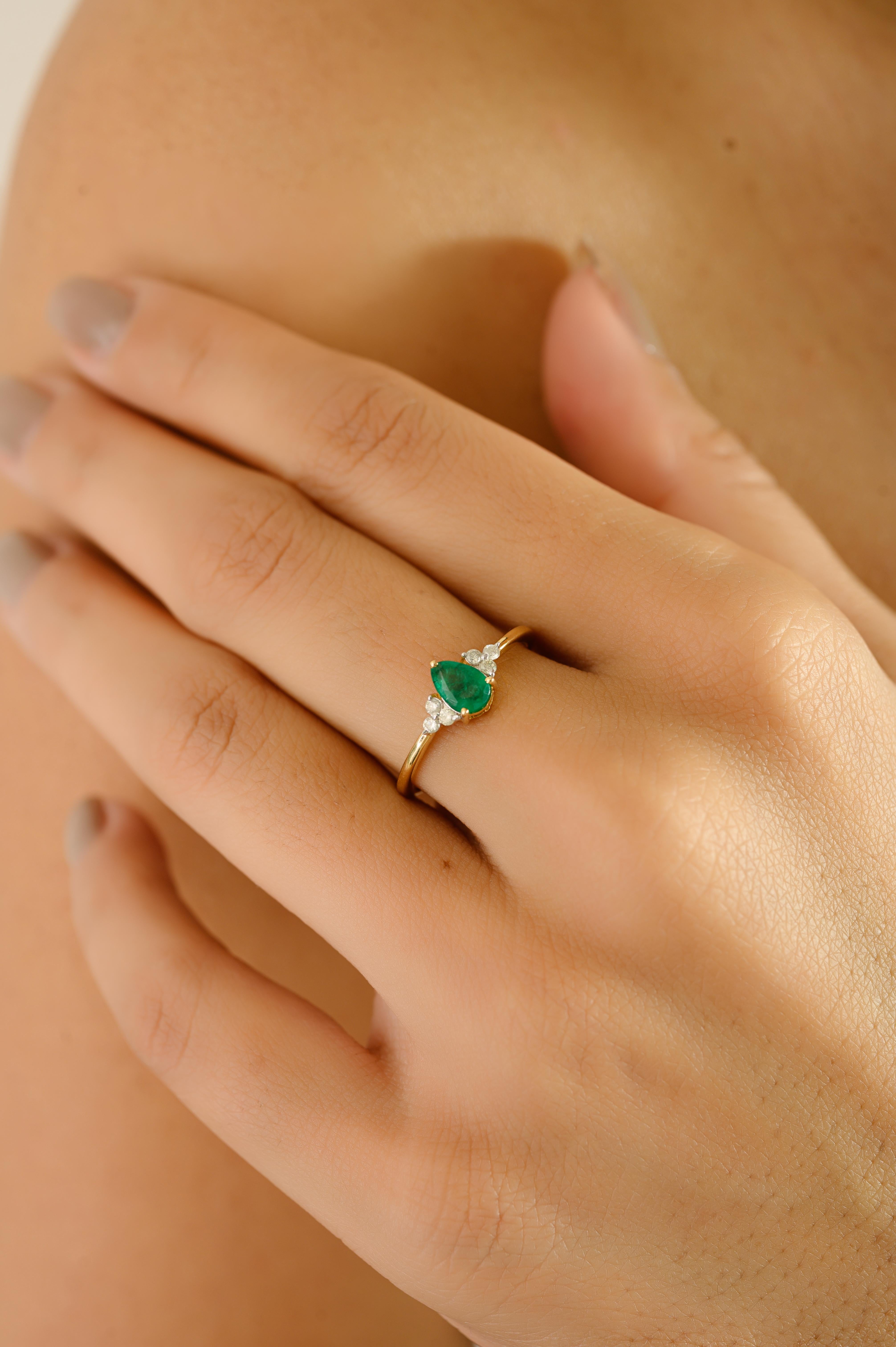 Set of 3 Piece Emerald and Diamond Pear-Cut 18k Yellow Gold Jewelry Set for Her For Sale 4