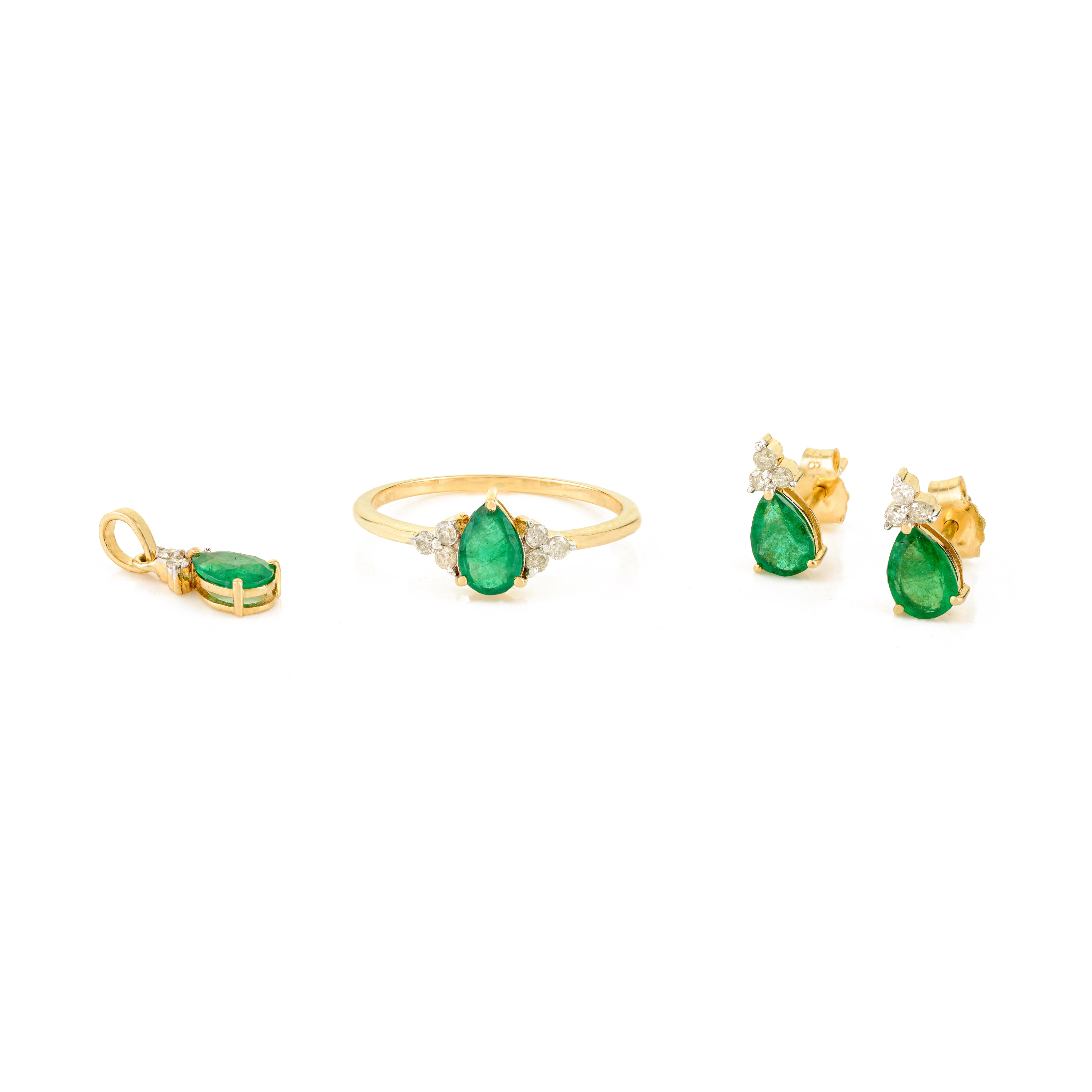 Set of 3 Piece Emerald and Diamond Pear-Cut 18k Yellow Gold Jewelry Set for Her For Sale 5