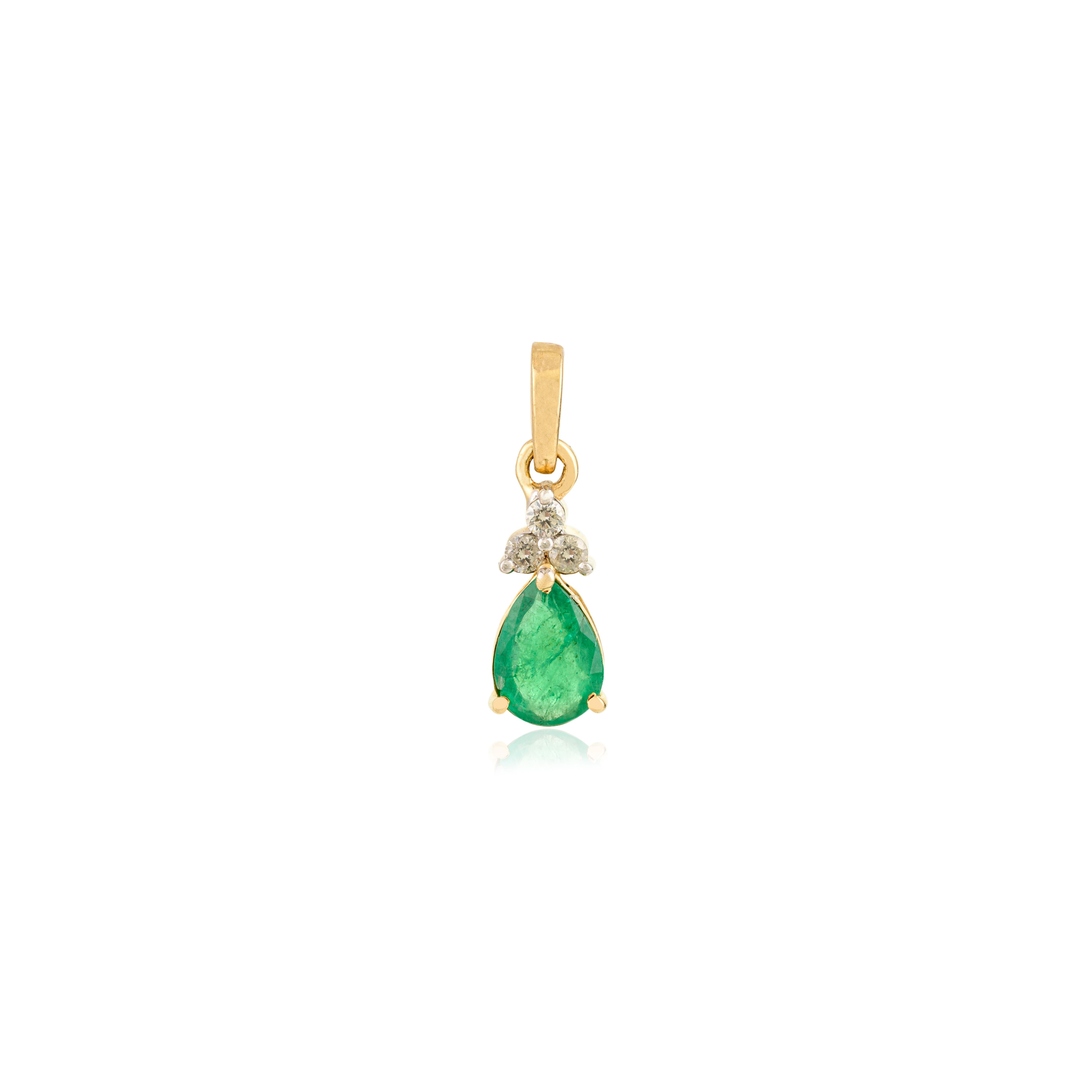 Modern Set of 3 Piece Emerald and Diamond Pear-Cut 18k Yellow Gold Jewelry Set for Her For Sale