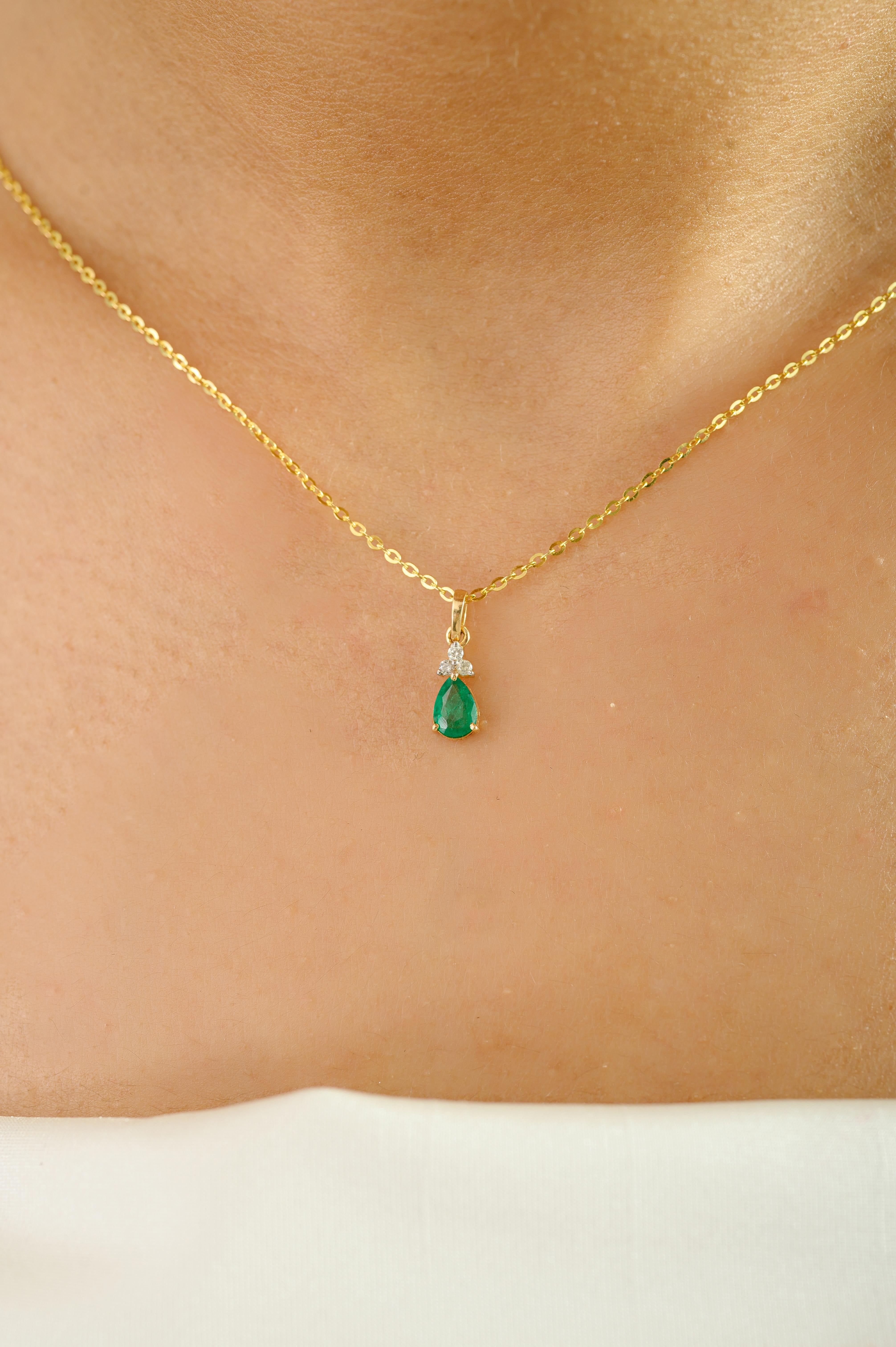 Pear Cut Set of 3 Piece Emerald and Diamond Pear-Cut 18k Yellow Gold Jewelry Set for Her For Sale