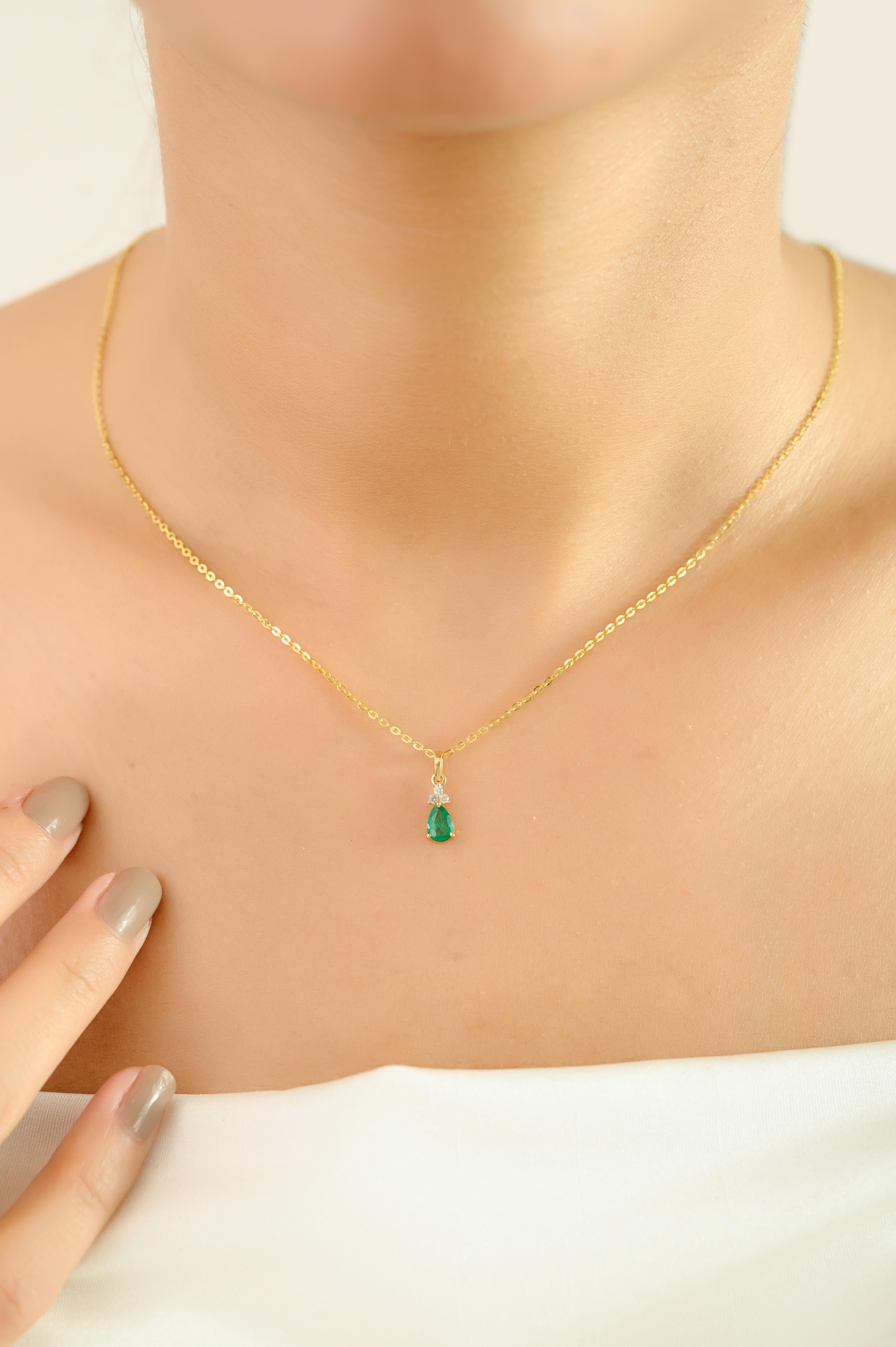 Set of 3 Piece Emerald and Diamond Pear-Cut 18k Yellow Gold Jewelry Set for Her In New Condition For Sale In New York, NY