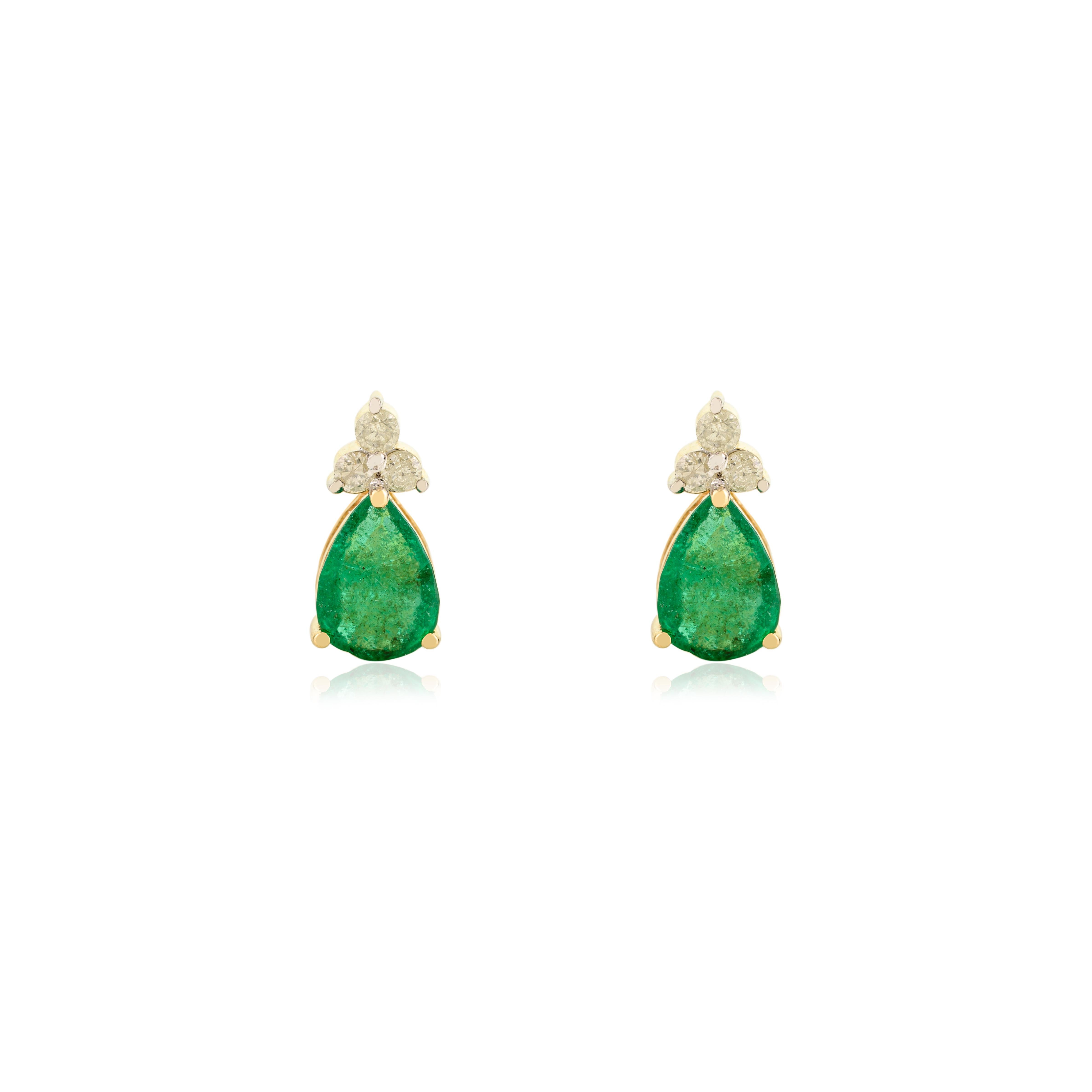 Women's Set of 3 Piece Emerald and Diamond Pear-Cut 18k Yellow Gold Jewelry Set for Her For Sale