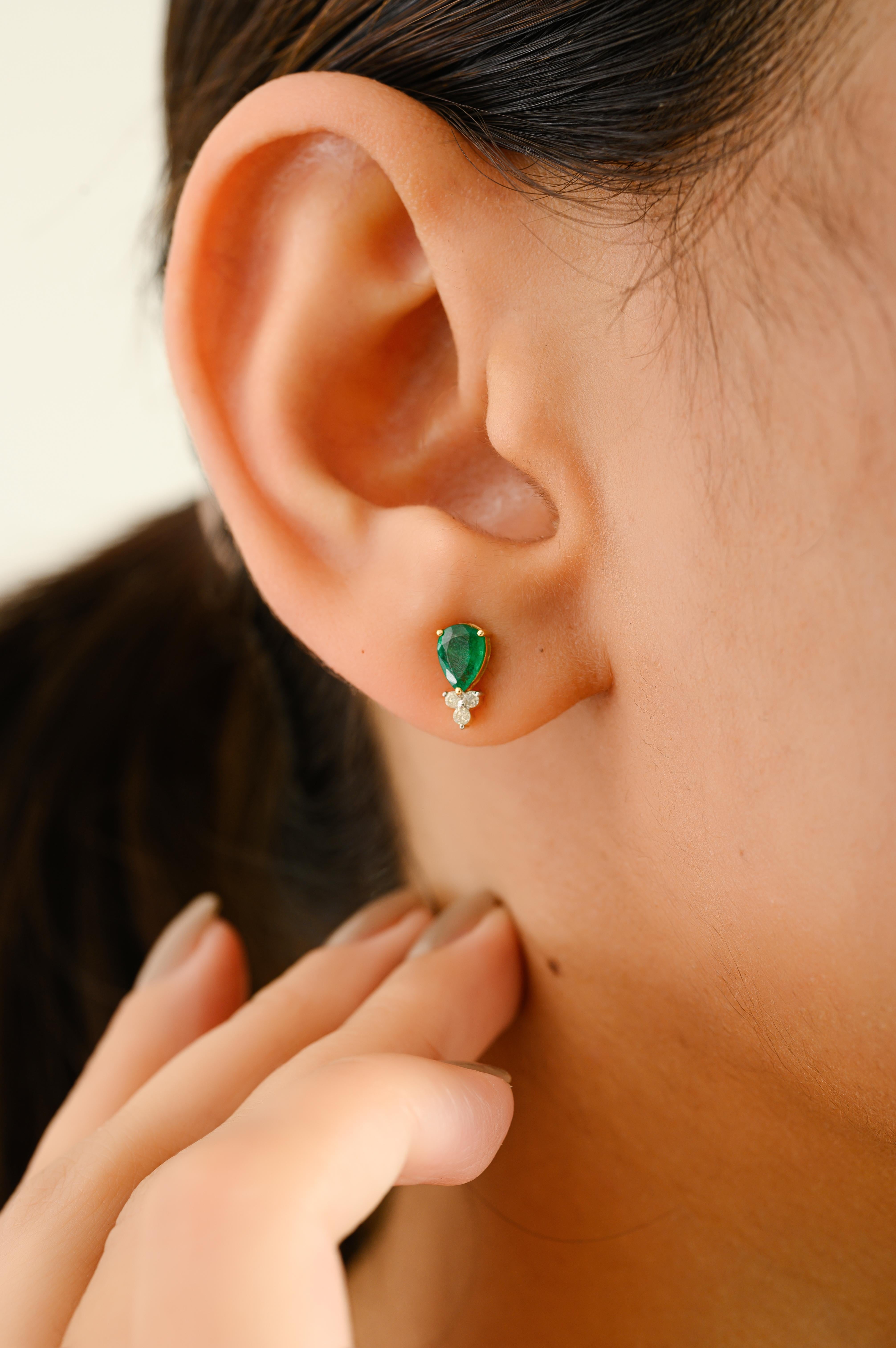 Set of 3 Piece Emerald and Diamond Pear-Cut 18k Yellow Gold Jewelry Set for Her For Sale 1