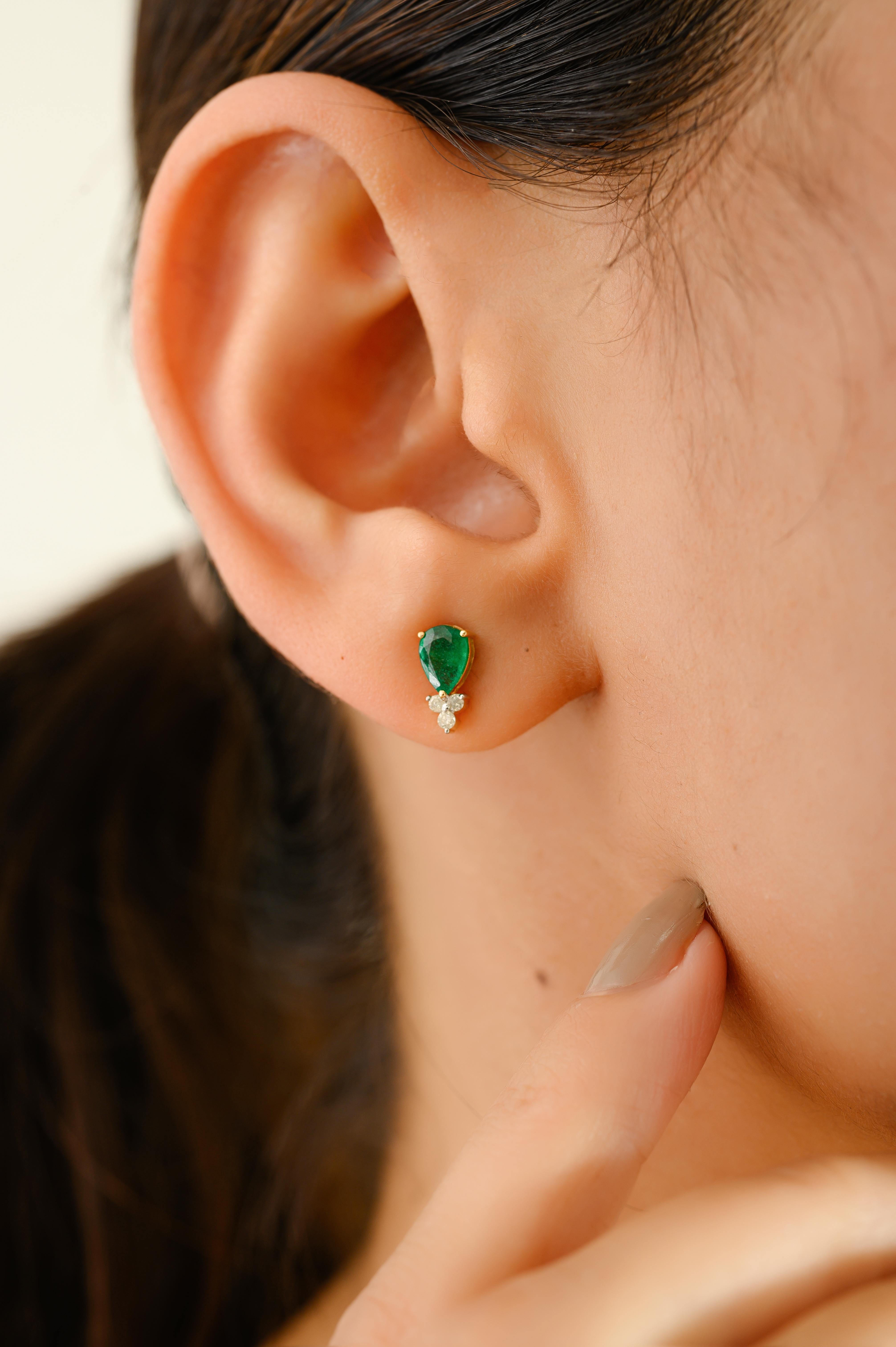 Set of 3 Piece Emerald and Diamond Pear-Cut 18k Yellow Gold Jewelry Set for Her For Sale 2