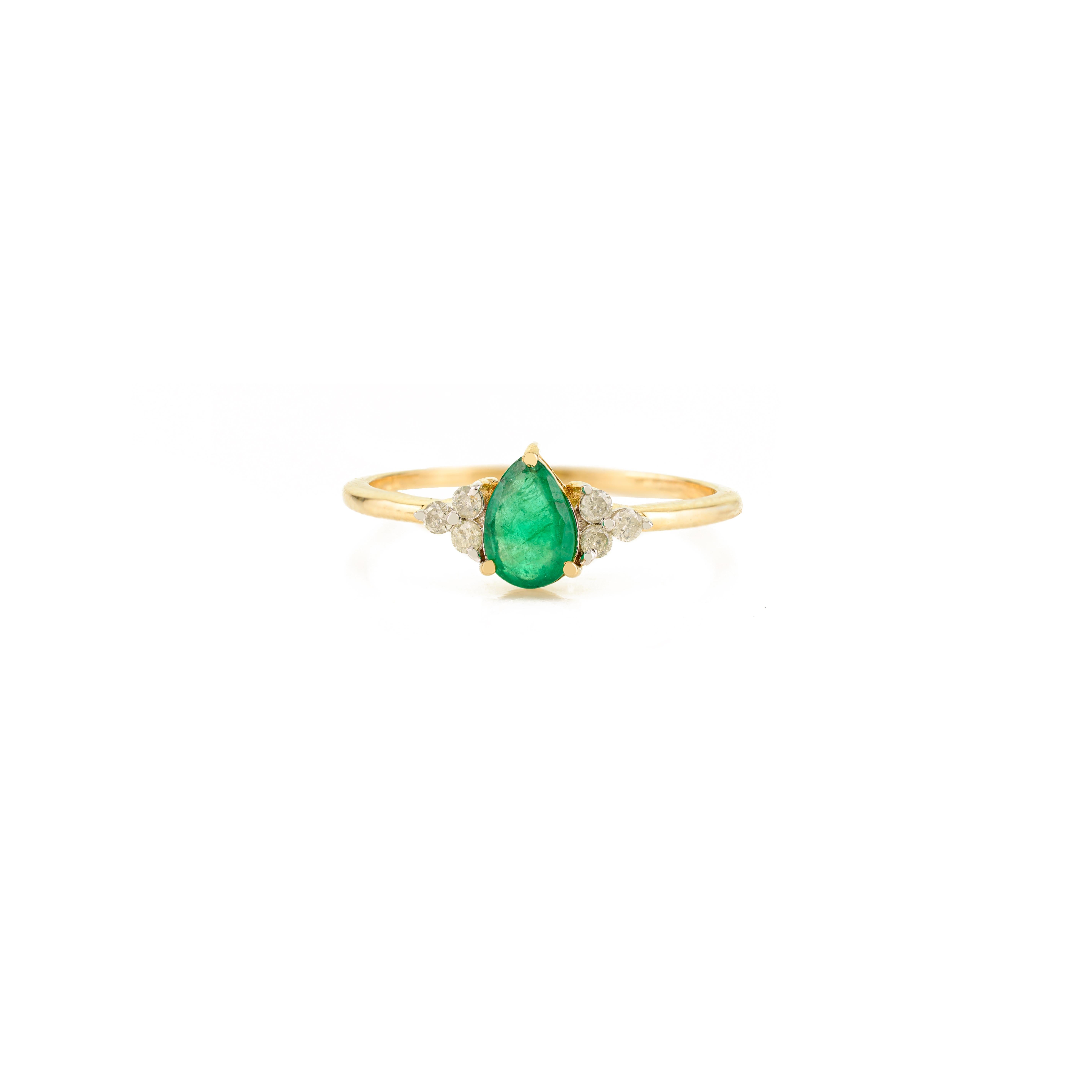 Set of 3 Piece Emerald and Diamond Pear-Cut 18k Yellow Gold Jewelry Set for Her For Sale 3