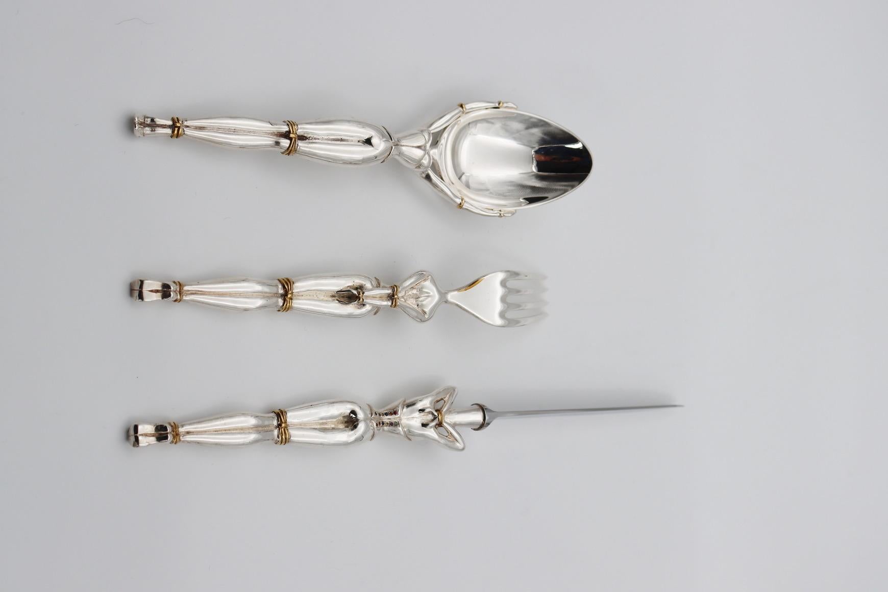 GWEN Set of 3 pieces in Silver Bronze or Gold Bronze by Richard Lauret

Set of 3 pieces (Table spoon, table/fish forks, table knife or meat/fish knife) in silver bronze 35/42 microns 

It is possible to order all products separately

Table