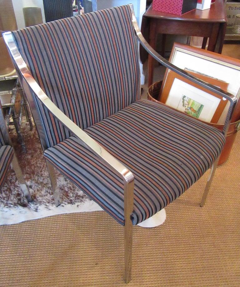 Tre poltrone vintage con struttura cromata e sedili e schienali imbottiti. La tappezzeria è originale.