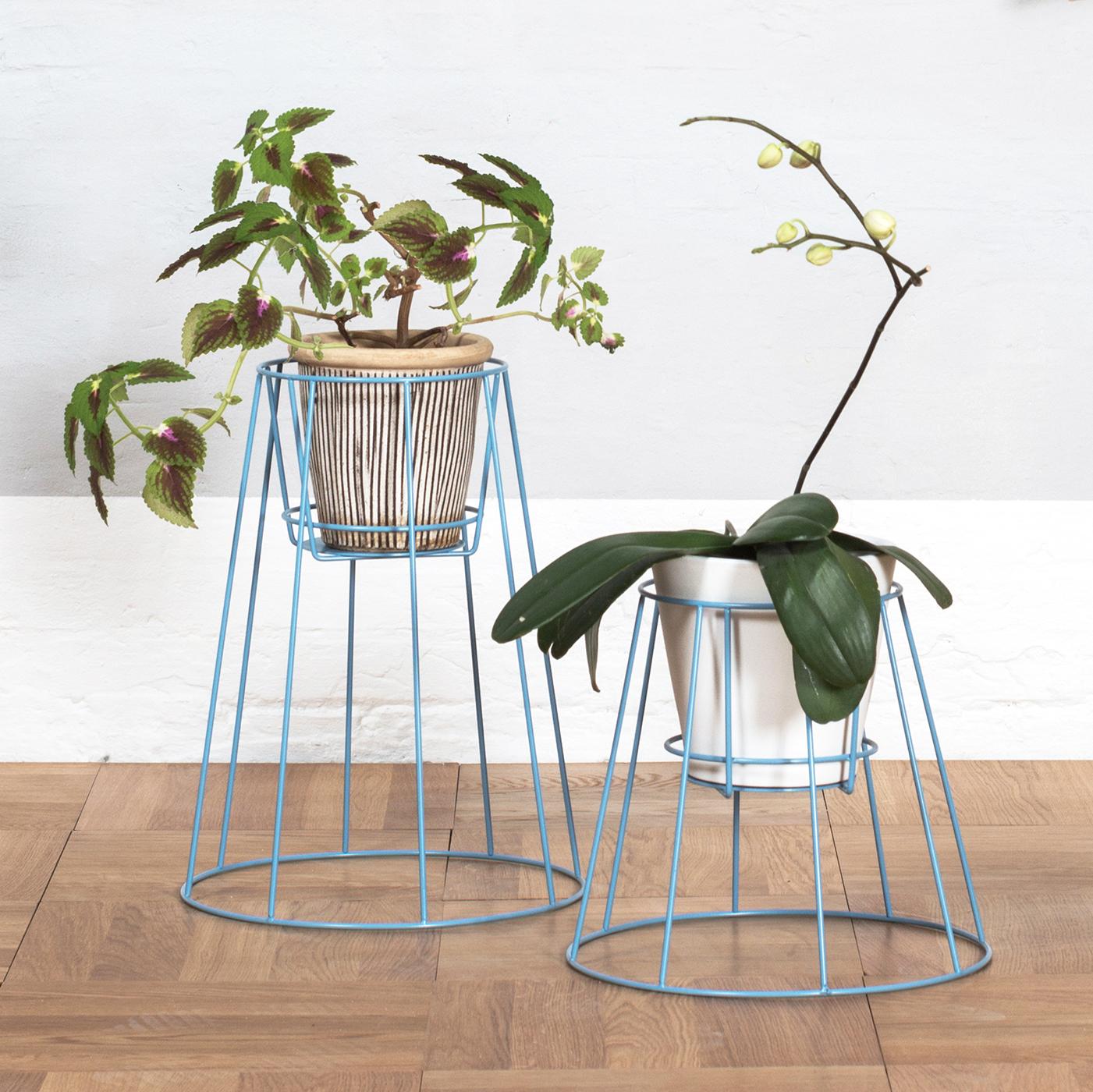 Set di 3 piantane Cibele Blu Piccione di OK Design
Dimensioni: D 35 x H 30 cm,
D 35 x H 45 cm,
D 35 x H 54 cm.
Materiali: Metallo verniciato a polvere.

Disponibile in versione piccola, media e grande.
Disponibile nei colori nero, bianco, verde