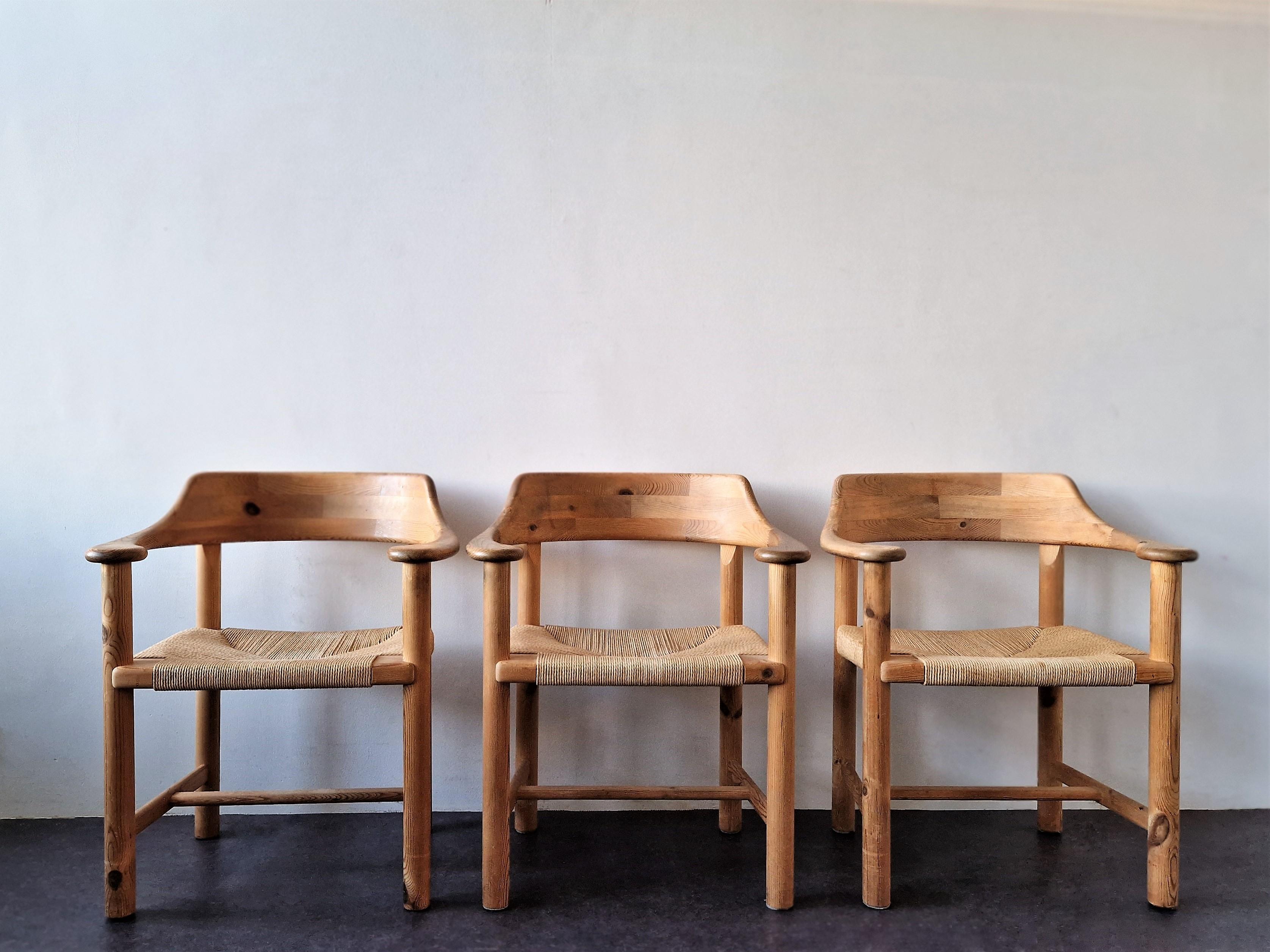 Ces fauteuils élégants et intemporels ont été conçus pour Gramrode Møbelfabrik au Danemark. Ils sont fabriqués en bois de pin et ont des sièges en corde de papier. Leurs belles formes rondes en font un régal pour les yeux. Leur aspect naturel leur