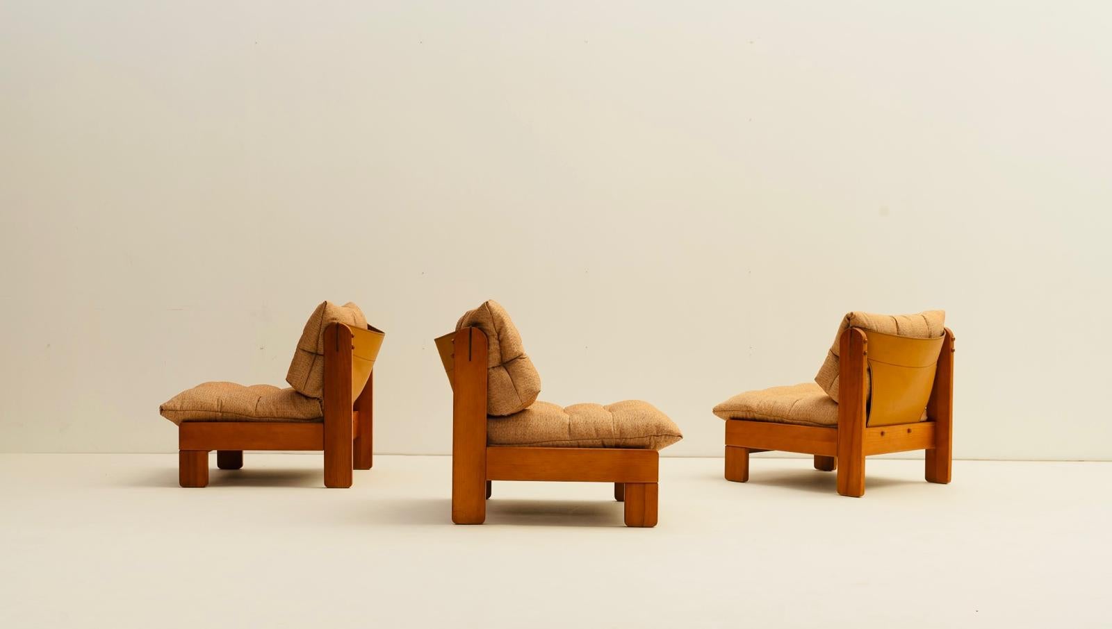 Scandinave moderne Fauteuil bas Pinewood en tissu bronze en vente