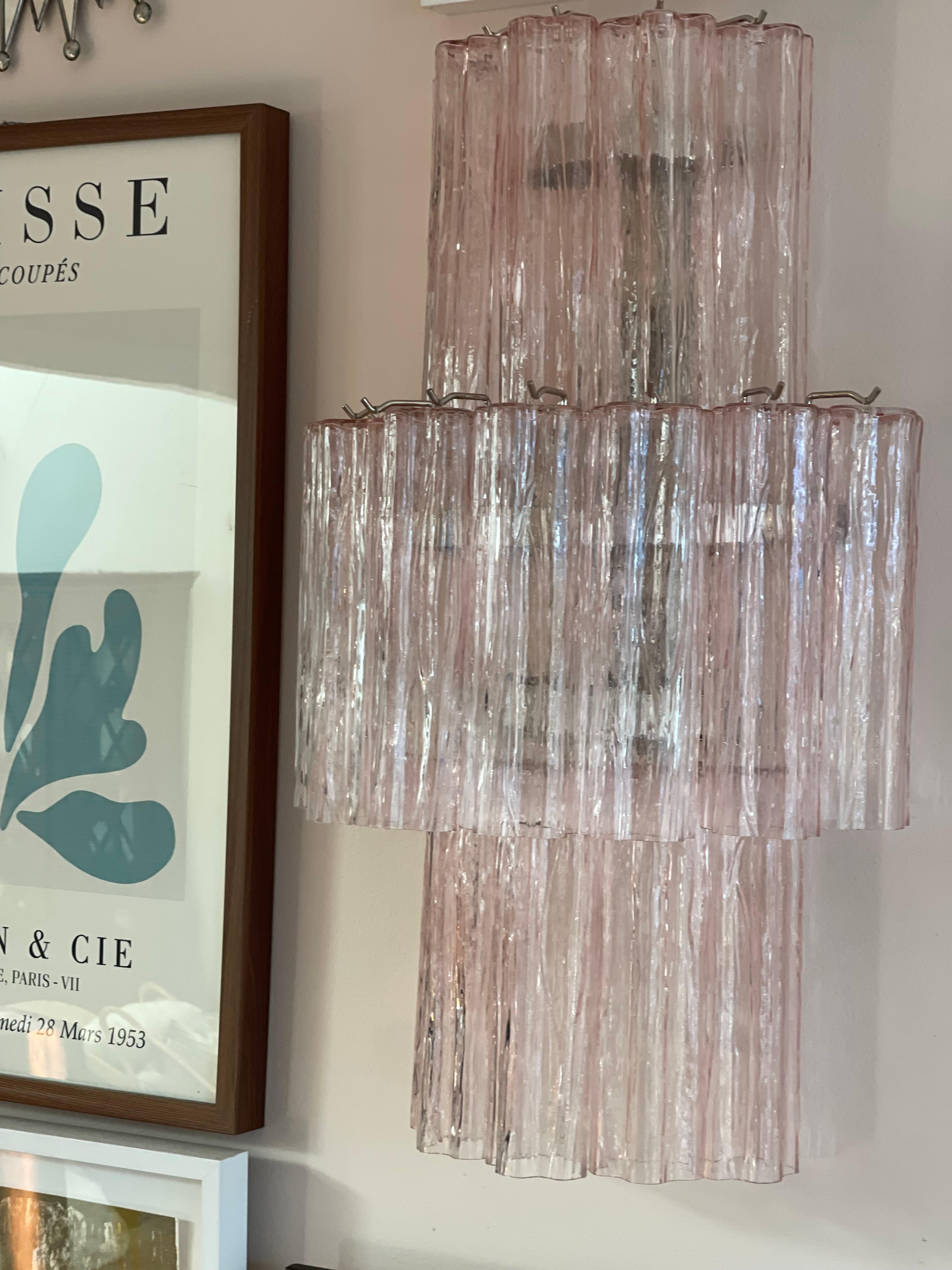 3 piezas de Lámparas de Pared de Murano en Cristal Rosa formadas por dieciocho prismas tubulares con acabados y herrajes en cromo. Vidrio del distrito italiano de Murano. 
Estilo tradicional italiano de mediados de siglo, producido en Italia durante