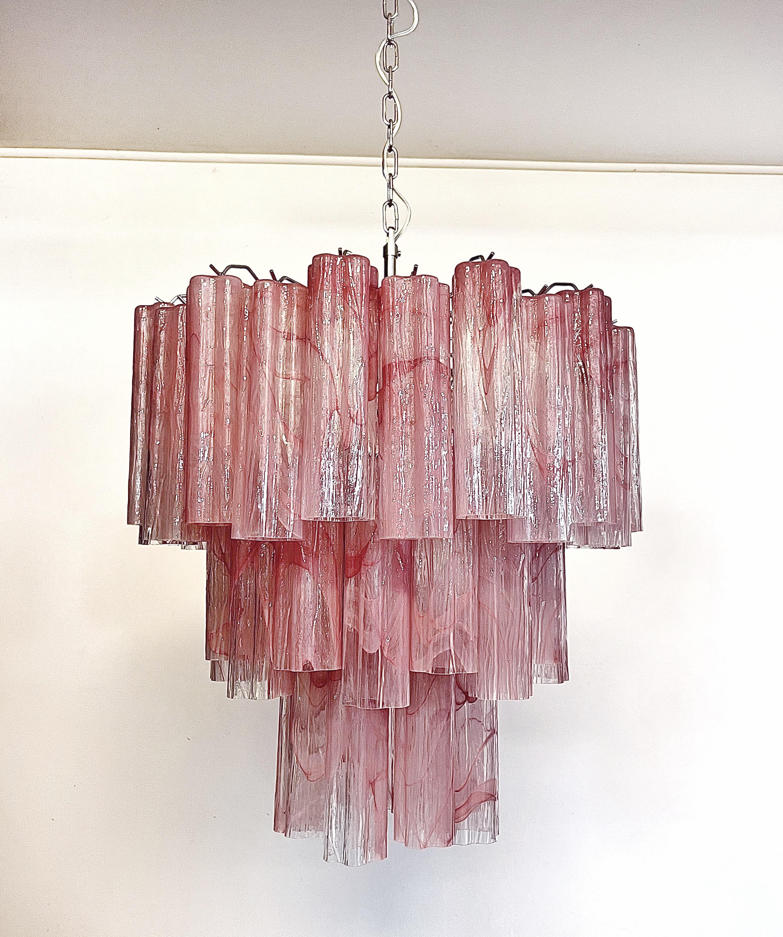 Satz von zwei drei 3 Pink Contemporary Murano Kronleuchter. Röhrenförmige Prismen aus geformtem Glas von Tronchi im traditionellen italienischen Stil der Jahrhundertmitte. Die Röhren sind mit einem marmorähnlichen Muster in verschiedenen Rosatönen