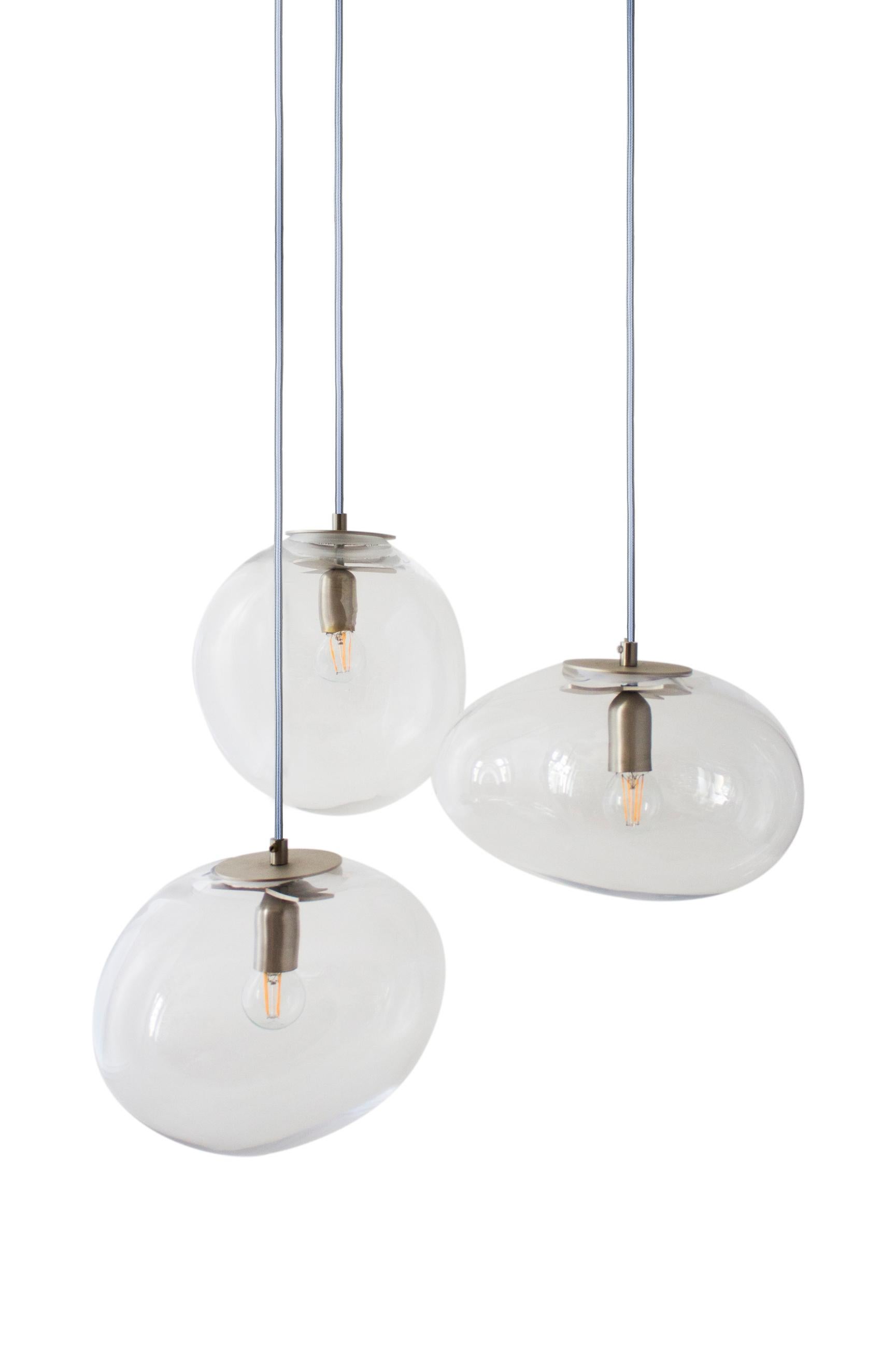 Set di 3 pendenti in cristallo Planetoide Juno di Eloa.
Nessun elenco UL 
Materiale: vetro, acciaio, argento, lampadina LED
Dimensioni: P30 x L30 x H250 cm

Disponibile anche in diversi colori e dimensioni.
Il baldacchino (D 35 cm) è disponibile in