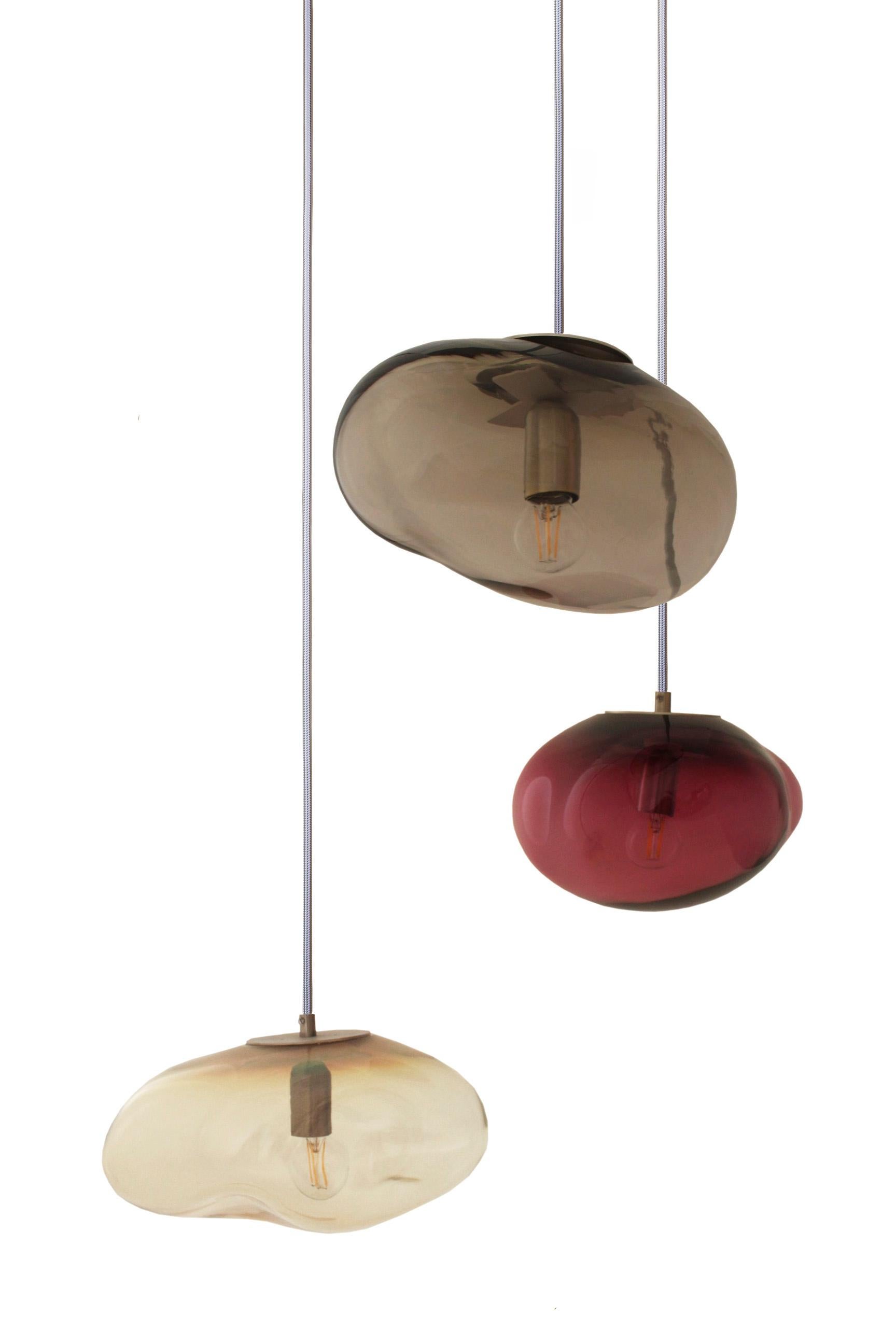Set di 3 pendenti Planetoide di ELOA
Nessun elenco UL 
Materiale: vetro, acciaio, argento, lampadina LED
Dimensioni: P30 x L30 x H250 cm

Disponibile anche in diversi colori e dimensioni.
Il baldacchino (D 35 cm) è disponibile in acciaio cromato