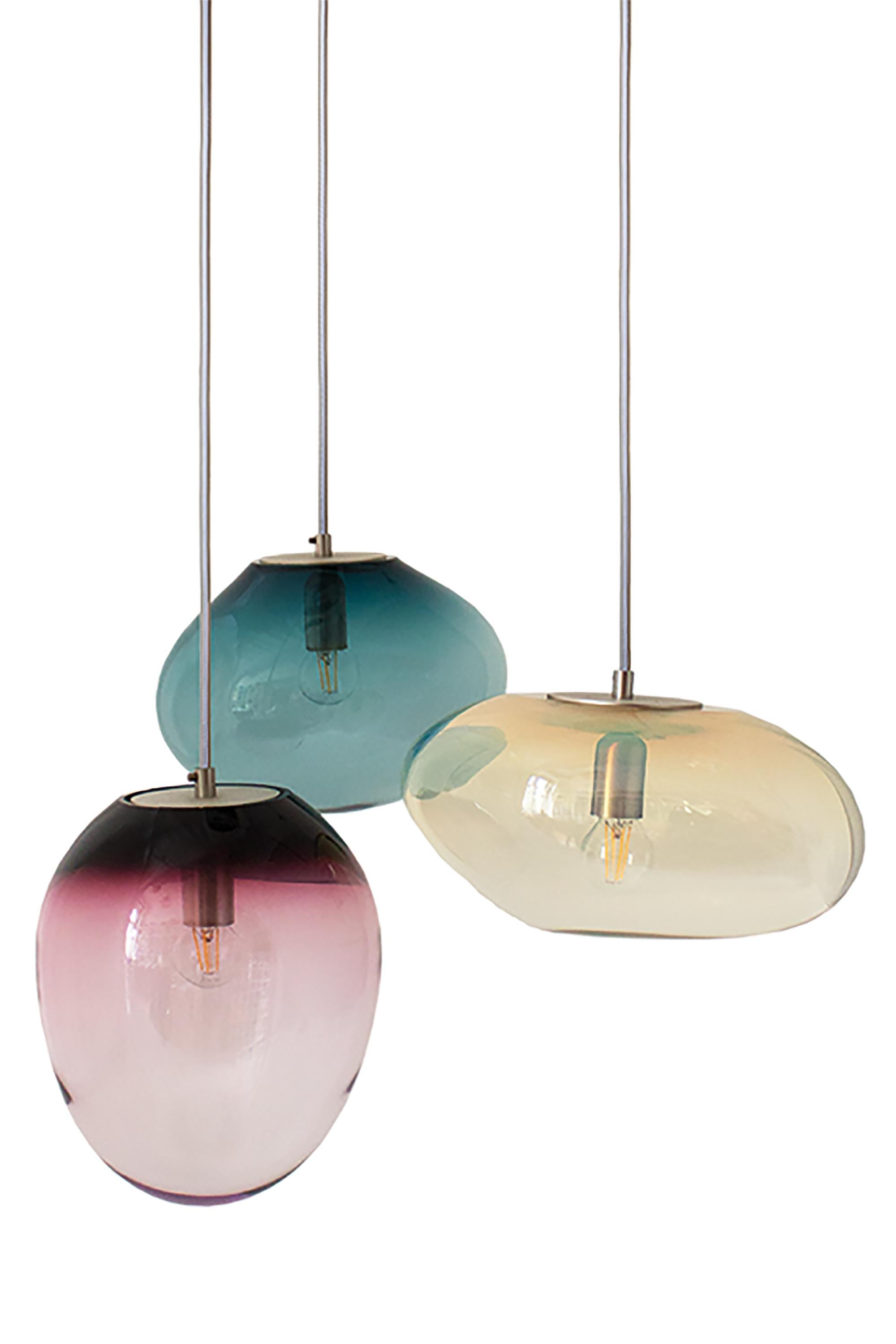 Set di 3 pendenti Planetoide di ELOA
Nessun elenco UL 
Materiale: vetro, acciaio, argento, lampadina LED
Dimensioni: P30 x L30 x H250 cm

Disponibile anche in diversi colori e dimensioni.
Il baldacchino (D 35 cm) è disponibile in acciaio cromato