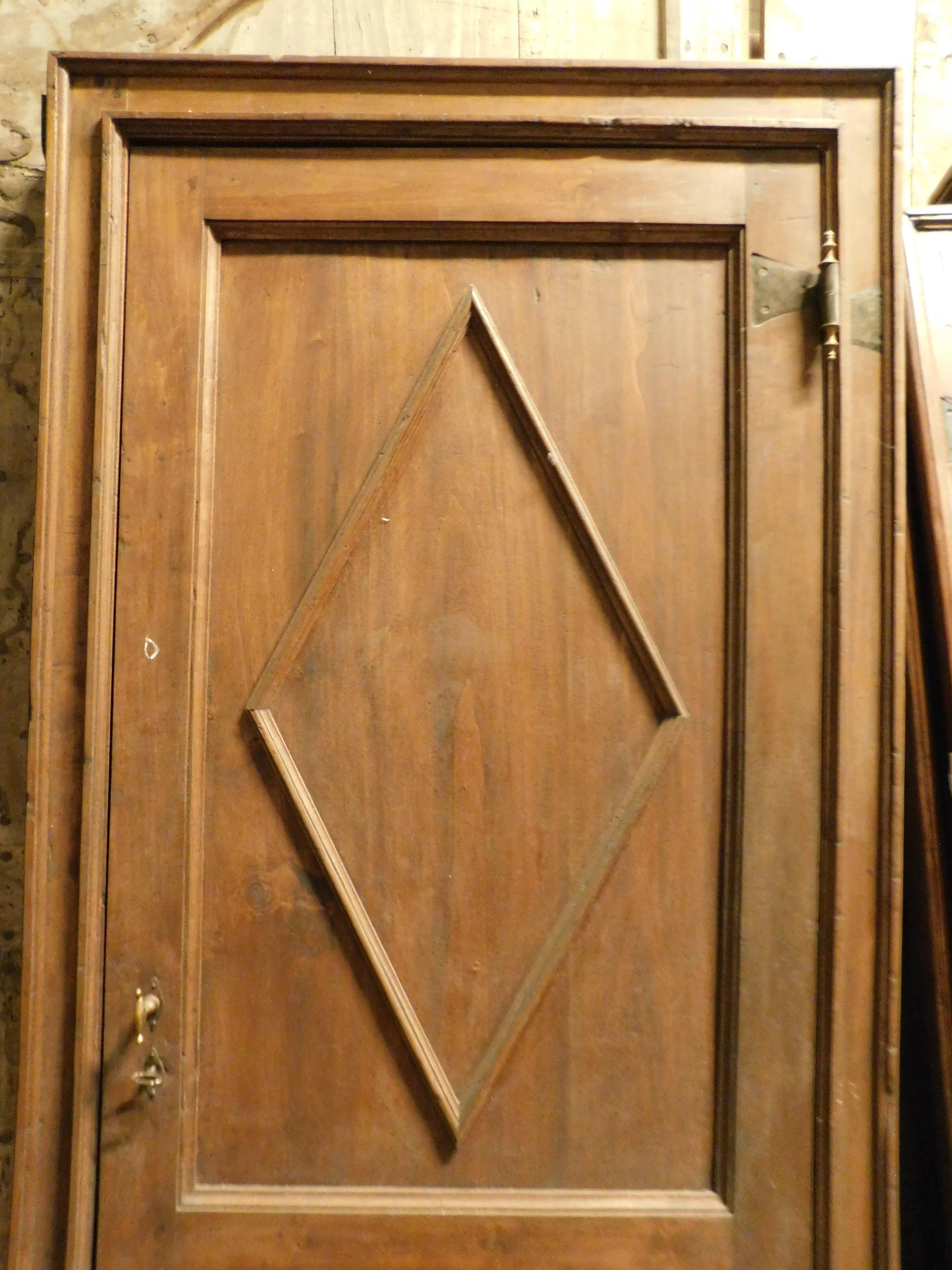 Set aus 3 Holztüren aus Pappelholz mit geschnitztem Diamanten, komplett mit Rahmen, Italien im Zustand „Gut“ im Angebot in Cuneo, Italy (CN)