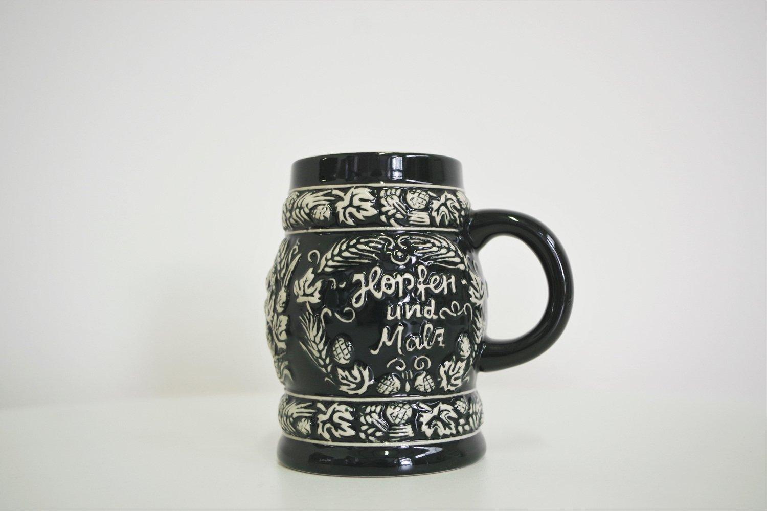 Juego de 3 jarras de cerveza de porcelana - 1980s Vintage

Añade un toque de encanto europeo vintage a tu colección de vajillas con este juego de tres jarras de cerveza de porcelana de los años 80. Cada stein cuenta con intrincados detalles y