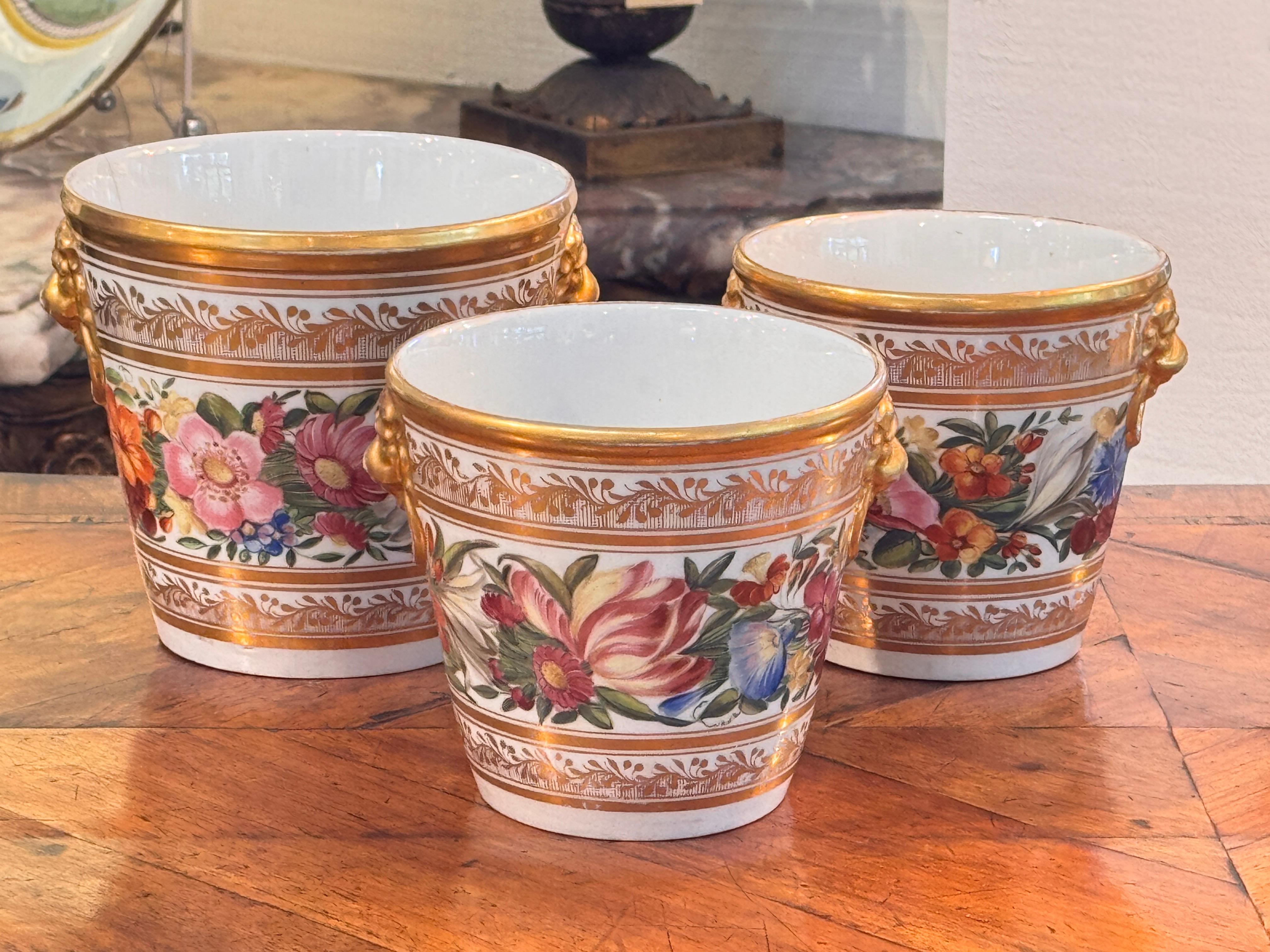 Français Ensemble de 3 cache-pots en porcelaine avec décoration florale et poignées en forme de masque de lion doré en vente