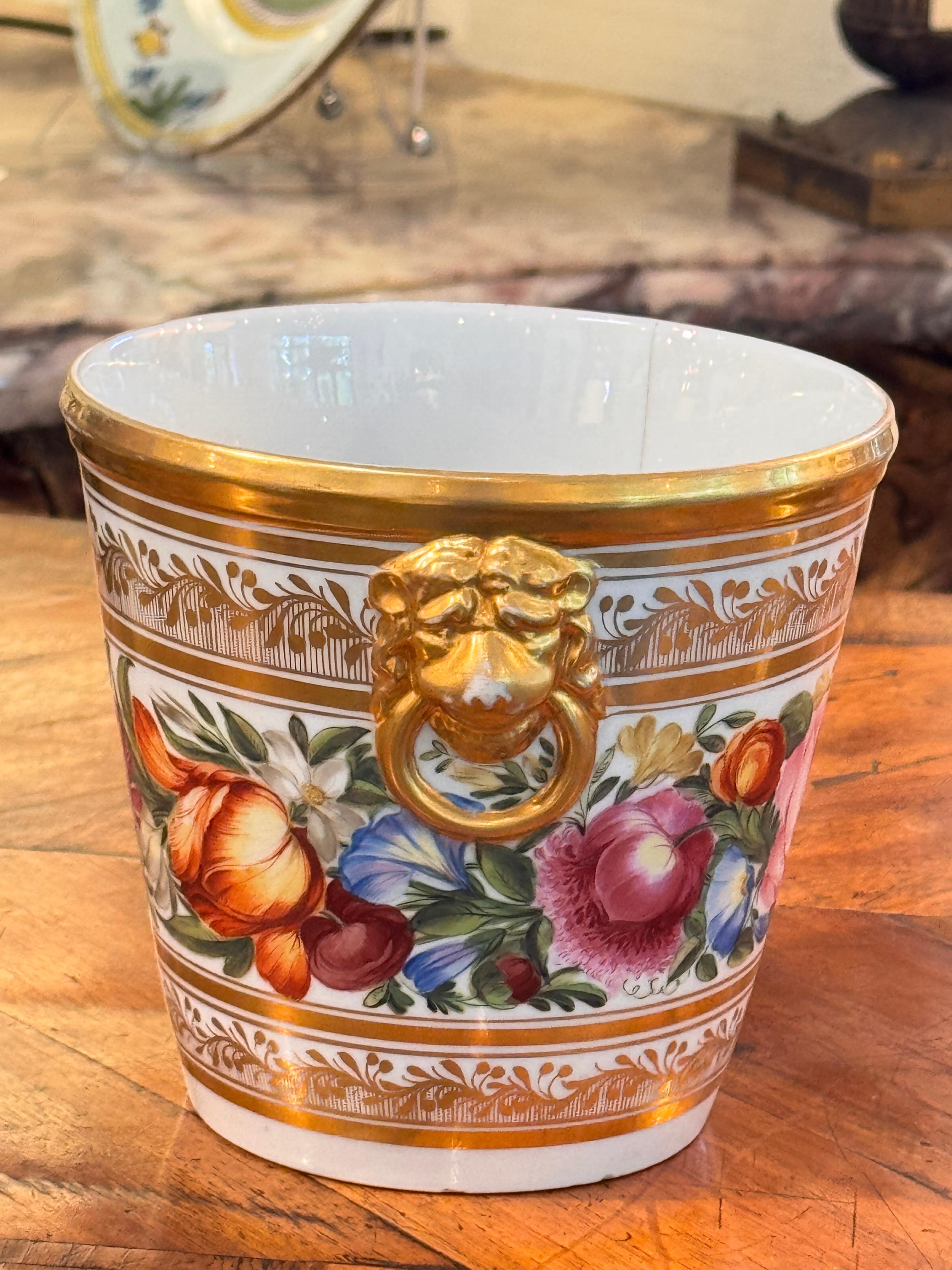Ensemble de 3 cache-pots en porcelaine avec décoration florale et poignées en forme de masque de lion doré Bon état - En vente à Charlottesville, VA