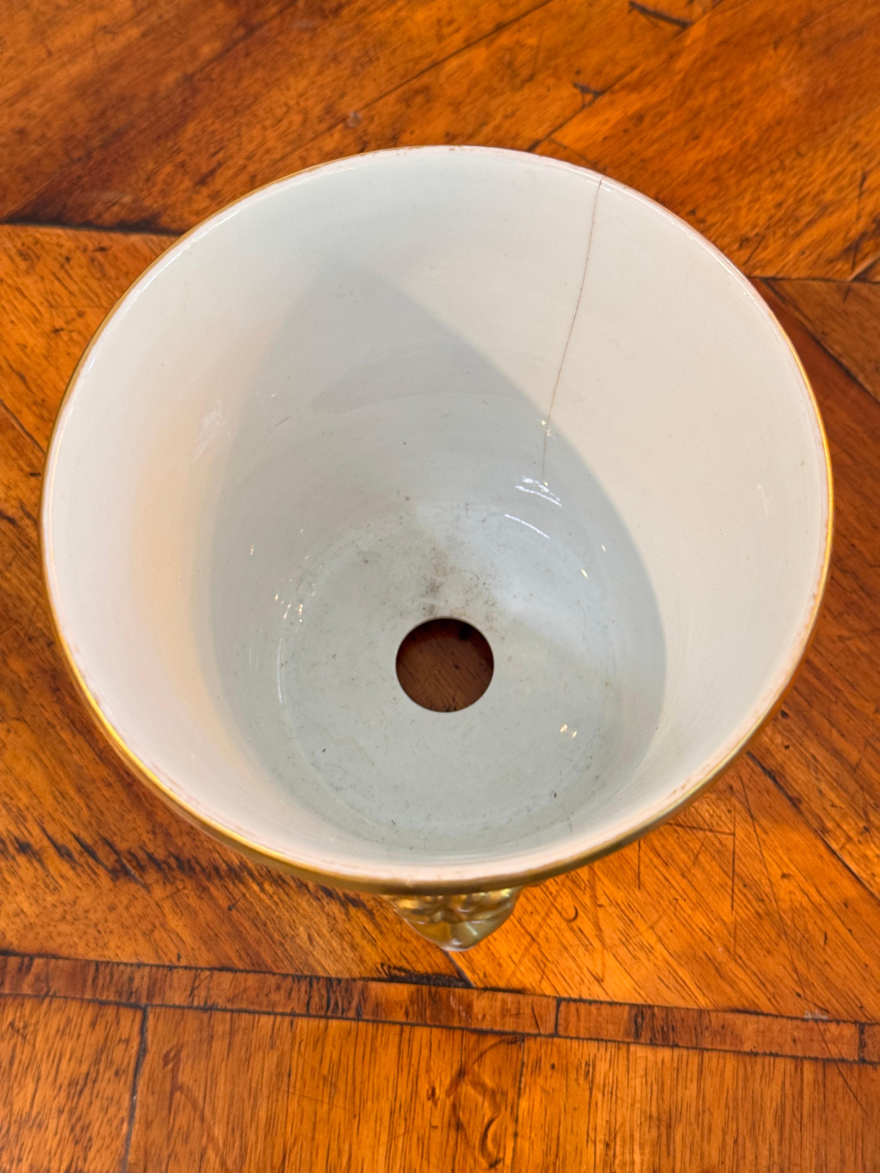 XIXe siècle Ensemble de 3 cache-pots en porcelaine avec décoration florale et poignées en forme de masque de lion doré en vente