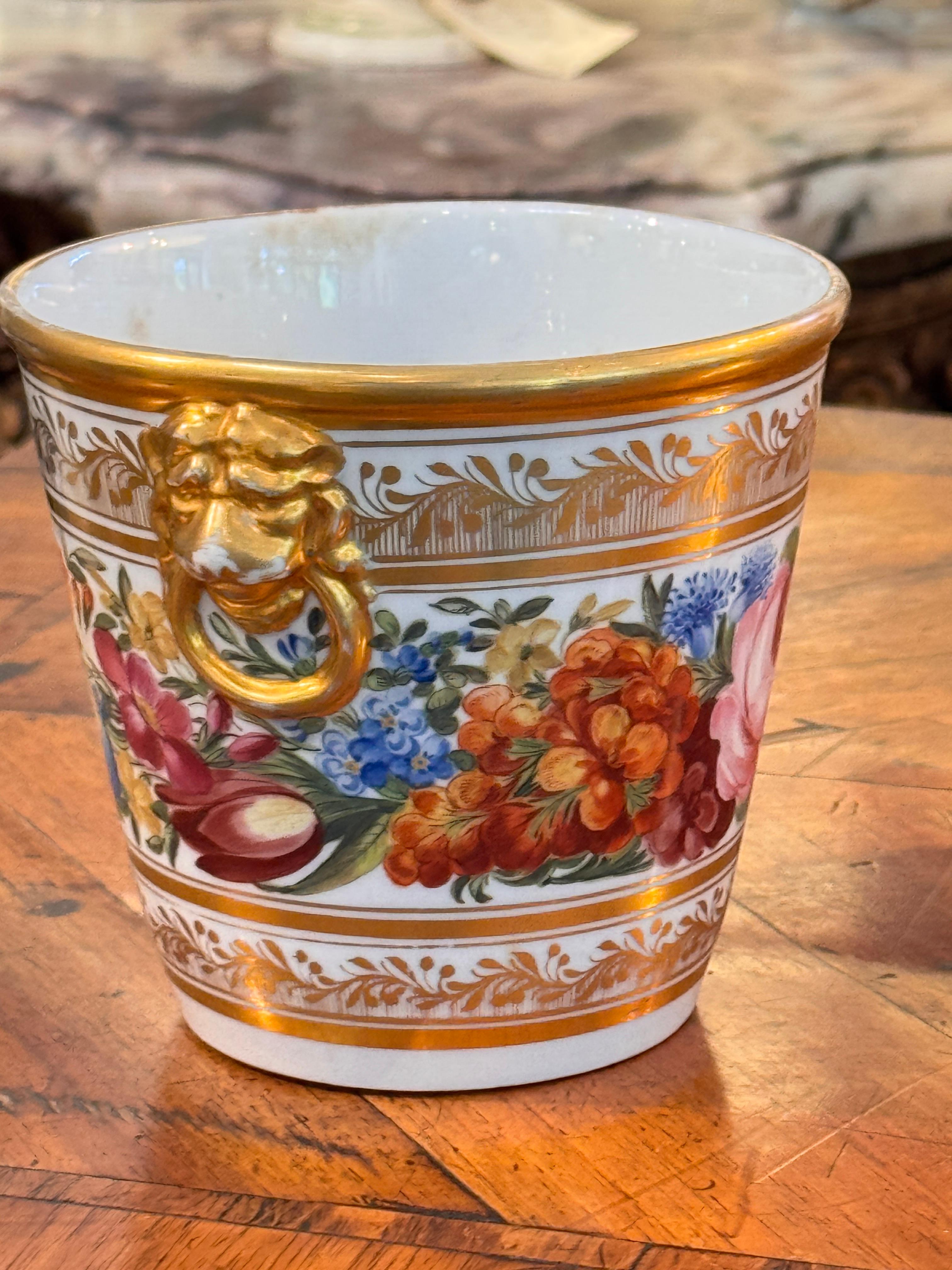 Porcelaine Ensemble de 3 cache-pots en porcelaine avec décoration florale et poignées en forme de masque de lion doré en vente