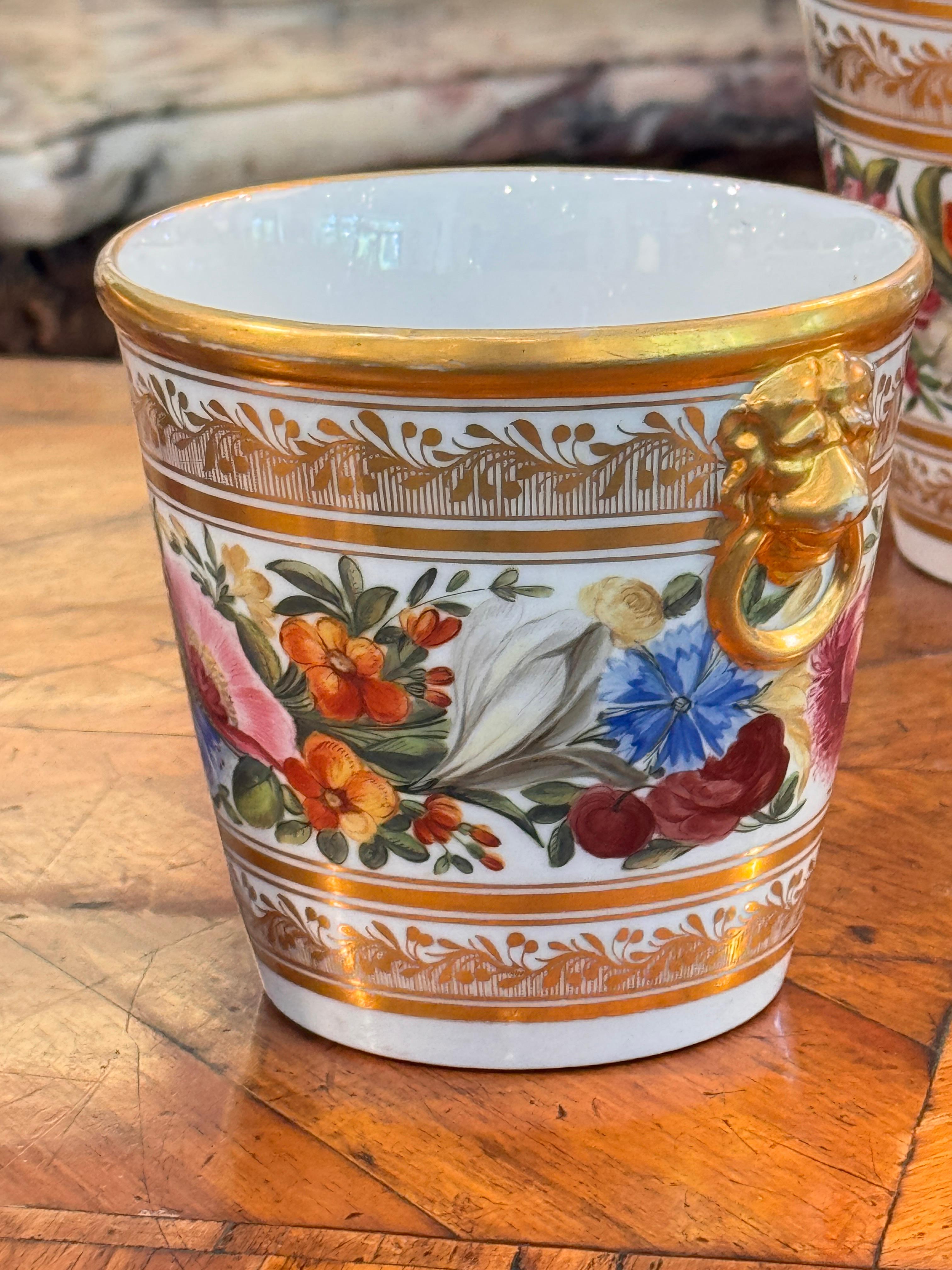 Ensemble de 3 cache-pots en porcelaine avec décoration florale et poignées en forme de masque de lion doré en vente 1