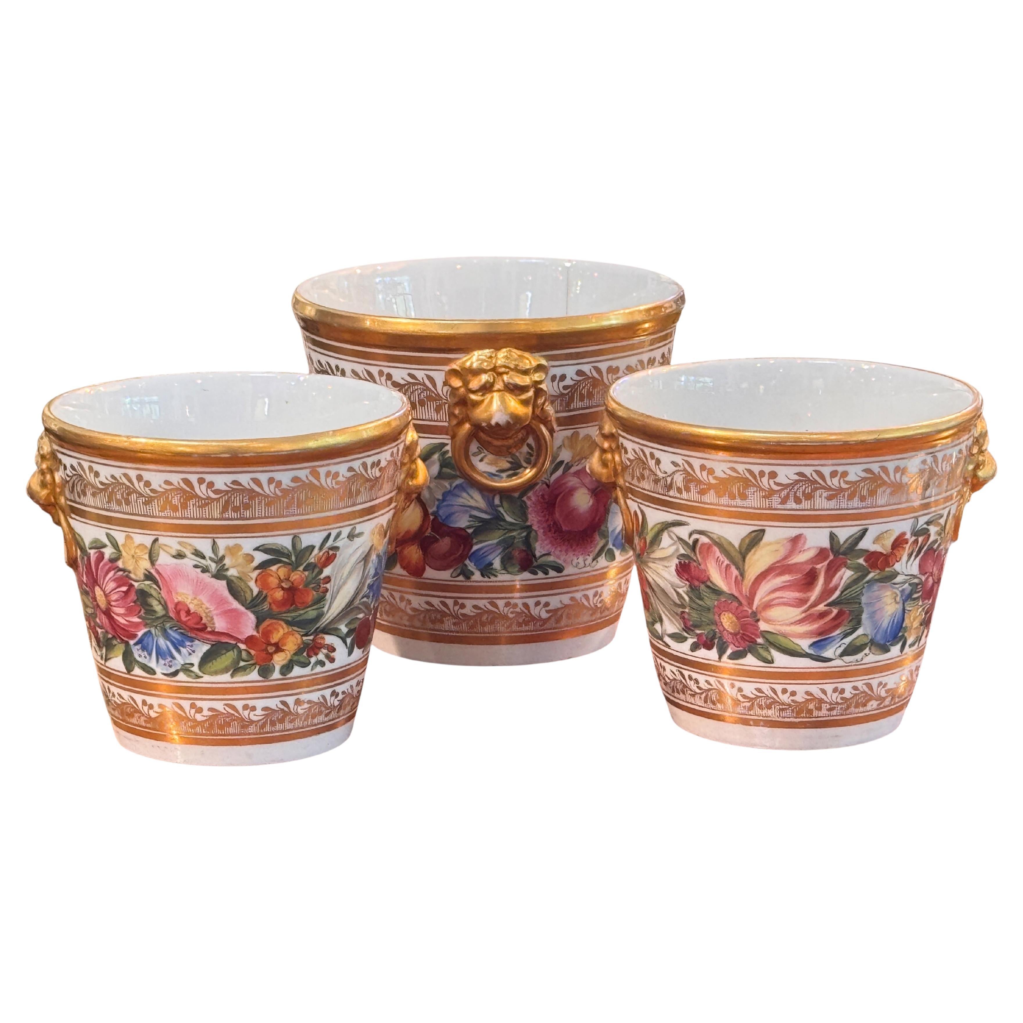 Ensemble de 3 cache-pots en porcelaine avec décoration florale et poignées en forme de masque de lion doré en vente