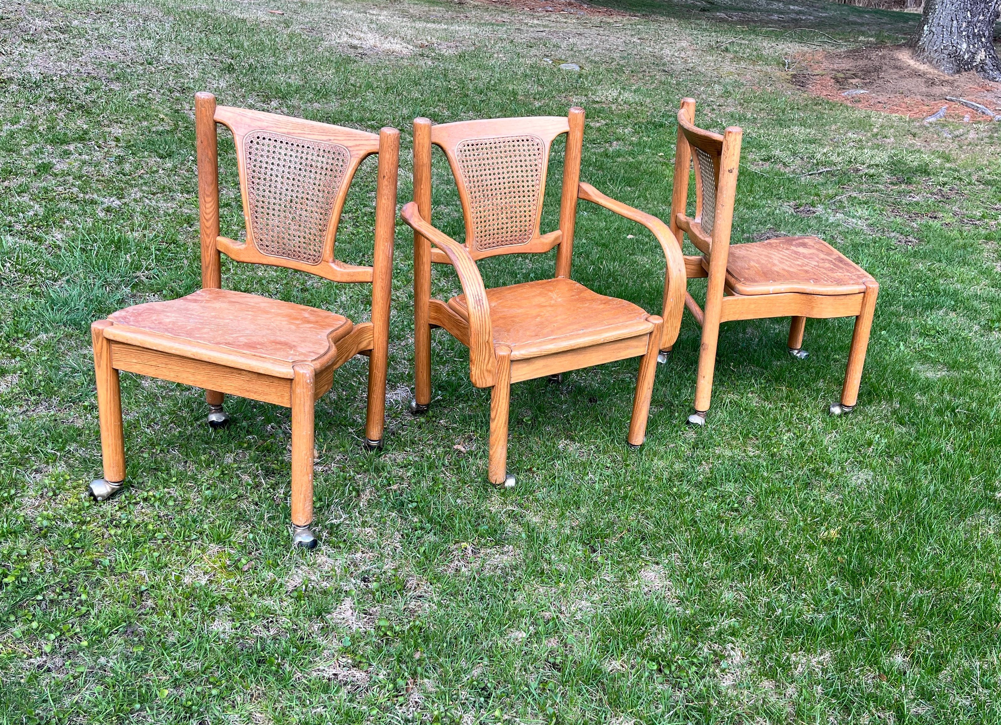 Così come il set di 3 sedie da pranzo in rovere curvato e canna da zucchero risalenti agli anni '70/'80. Realizzati a Taiwan da Shin-Lee, riprendono i design di Michael Thonet e Kohn-Mundus. Scultorei, dalle linee pulite e dalle forme un po'