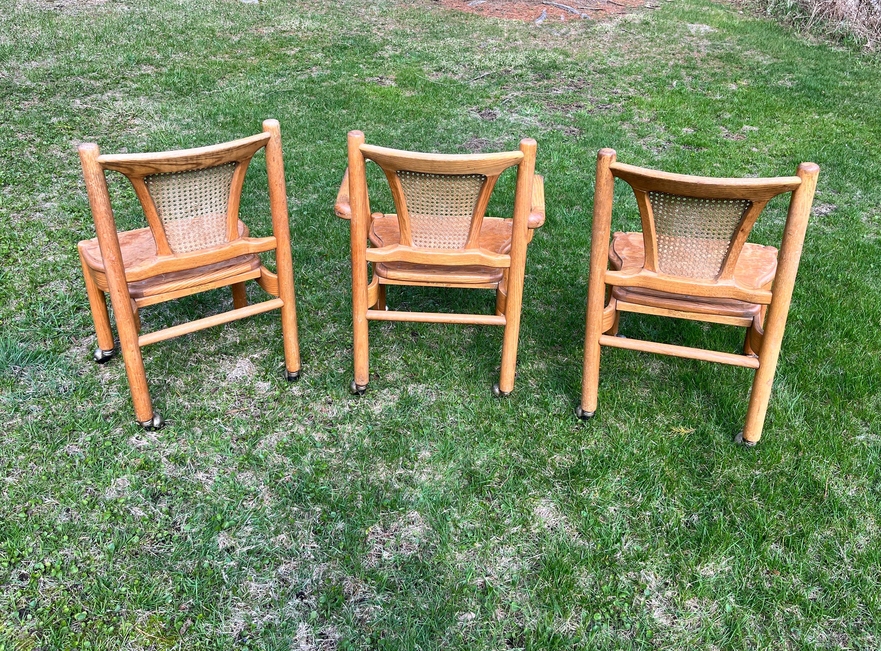 Taiwanese Set di 3 sedie post-moderne in quercia intagliata e piegata di Shin-Lee, dopo Michael Thonet in vendita