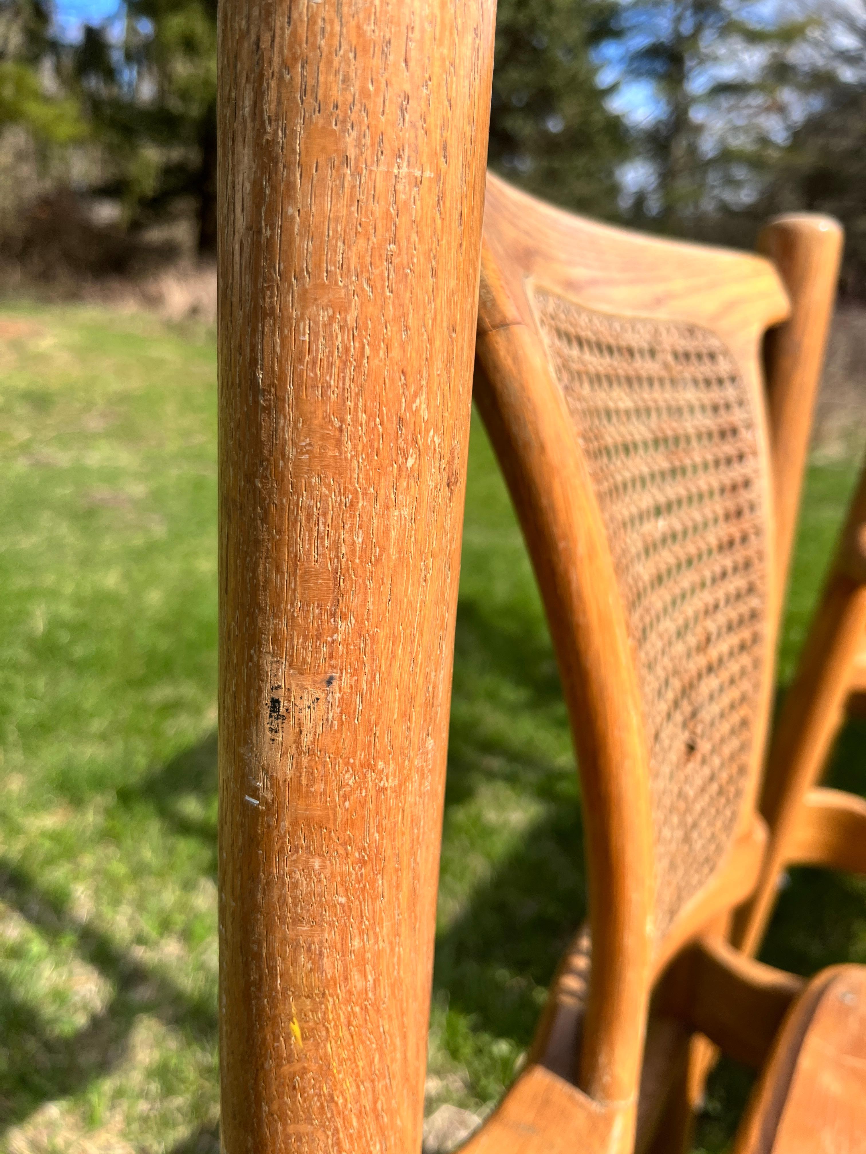 XX secolo Set di 3 sedie post-moderne in quercia intagliata e piegata di Shin-Lee, dopo Michael Thonet in vendita