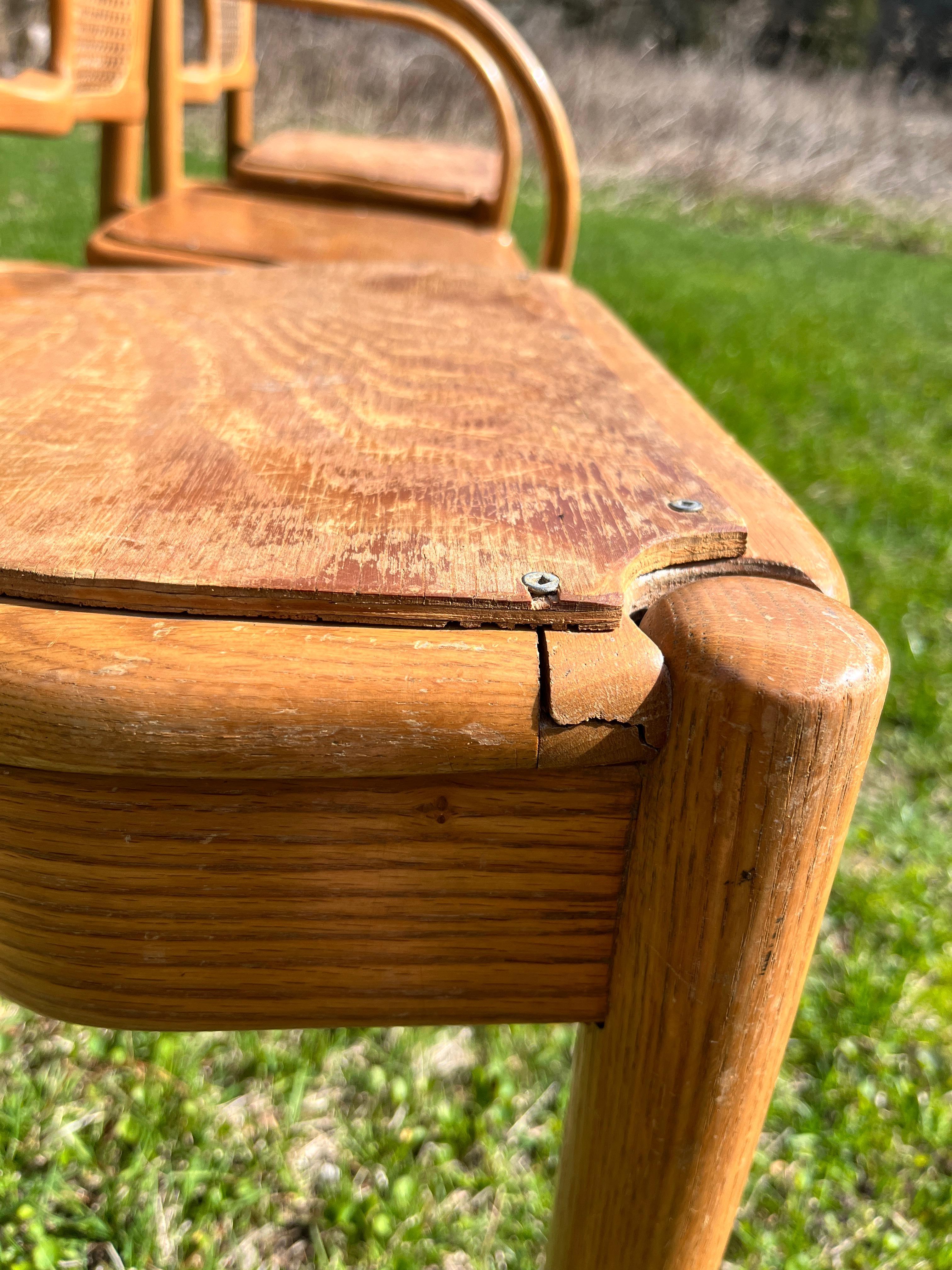 Set di 3 sedie post-moderne in quercia intagliata e piegata di Shin-Lee, dopo Michael Thonet in vendita 1