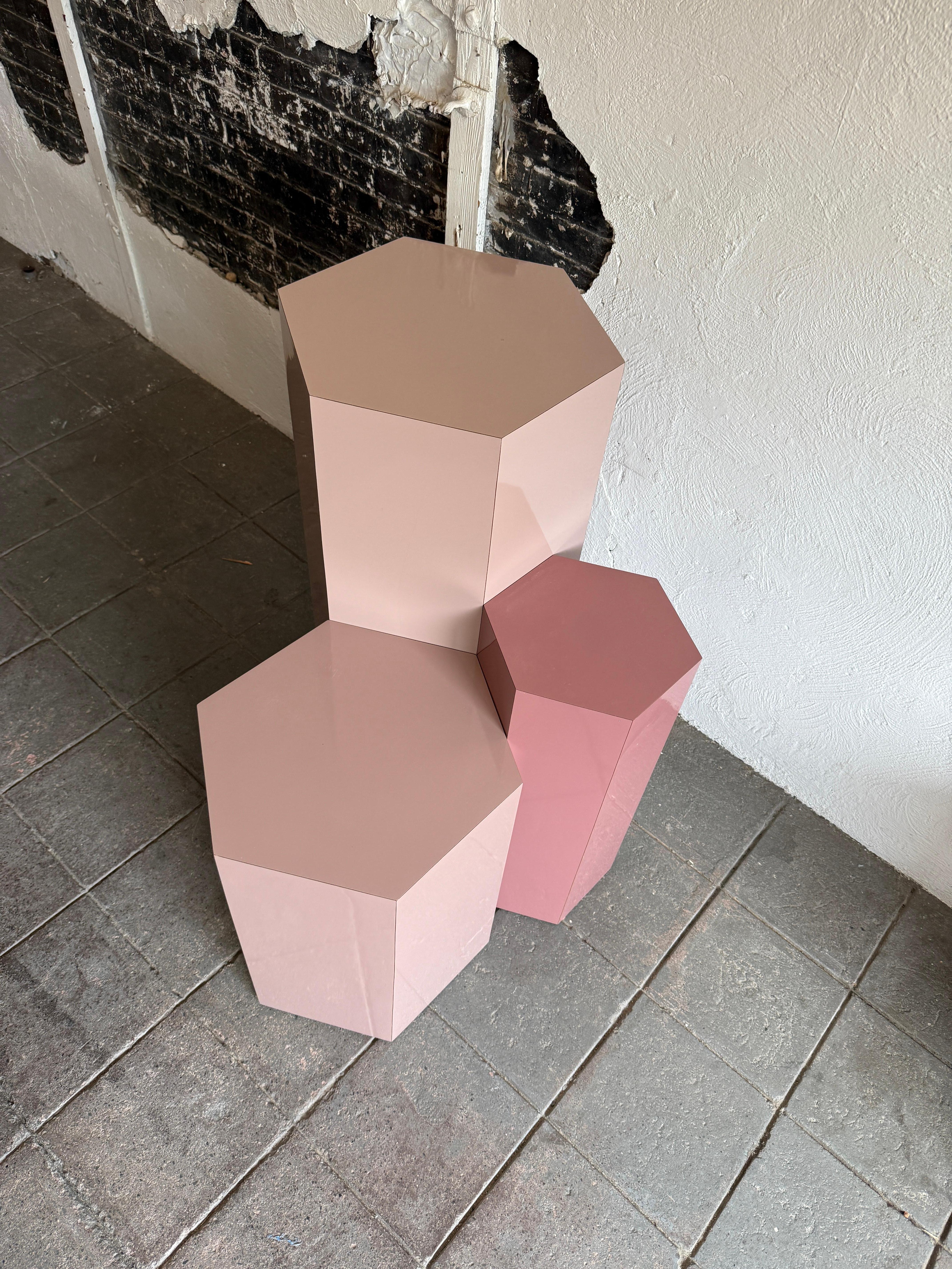 Set of 3 post modern pink laminate hexagon pedestals or plinths (Postmoderne) im Angebot