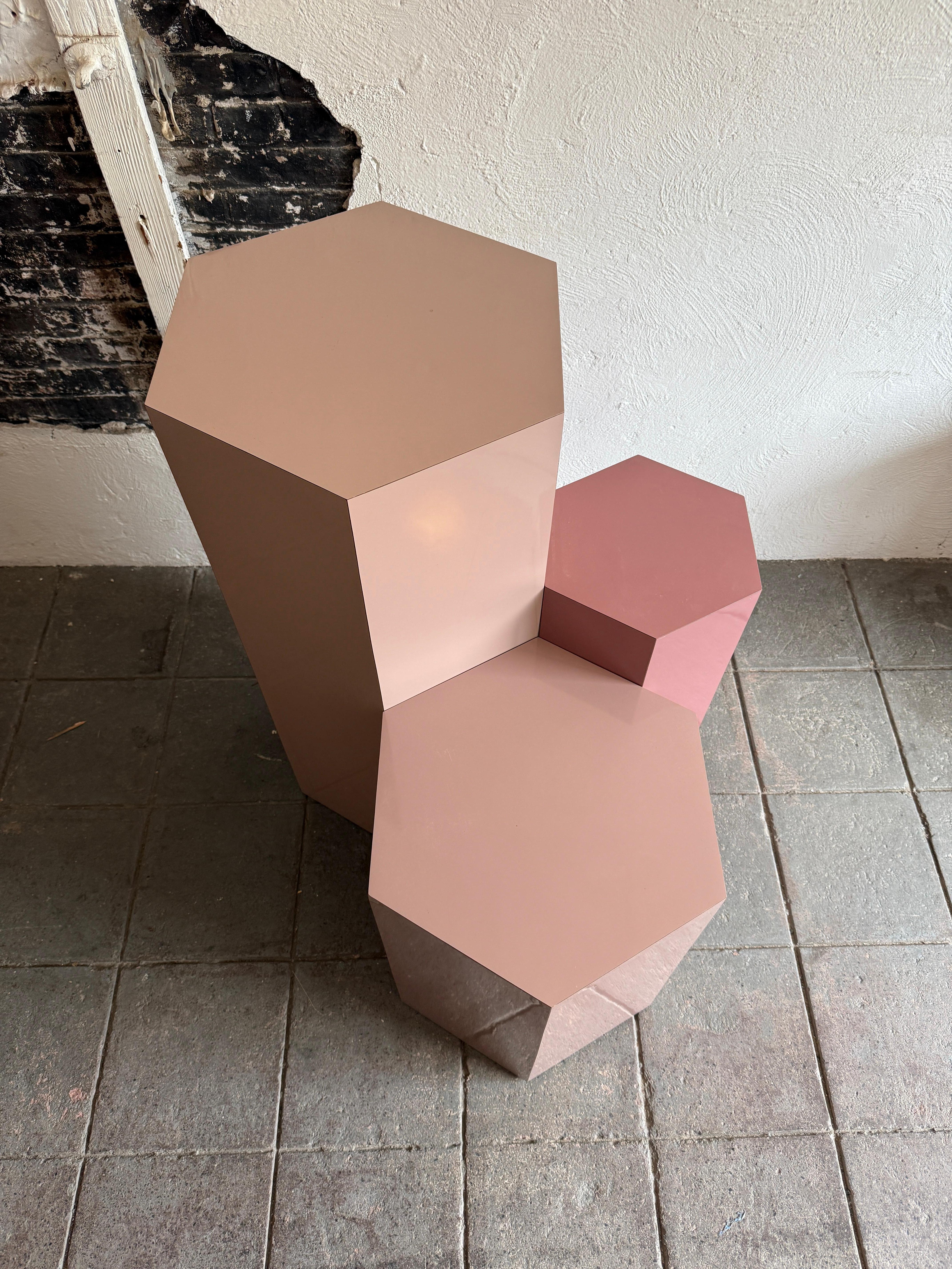 Set of 3 post modern pink laminate hexagon pedestals or plinths (amerikanisch) im Angebot