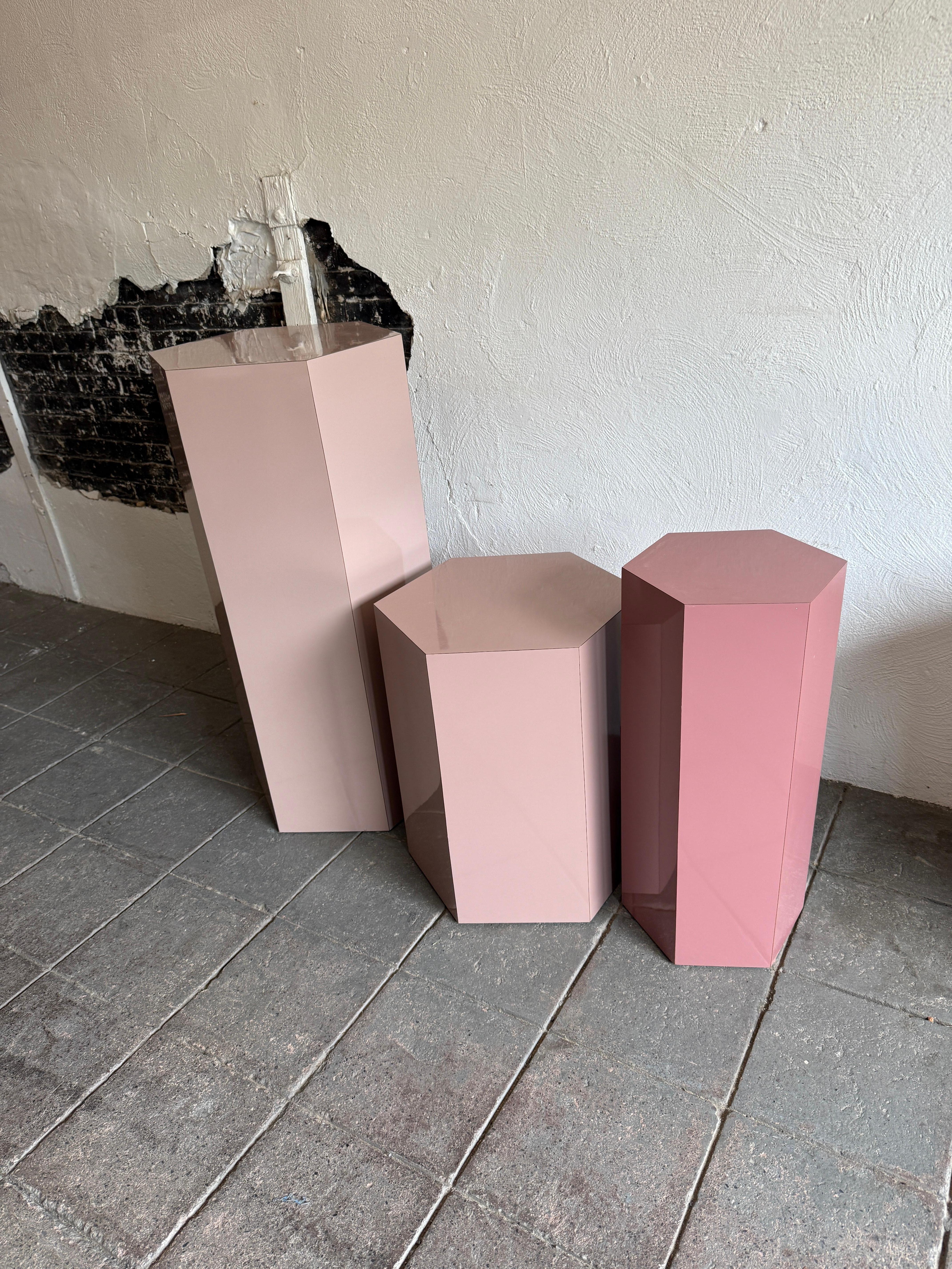 Set of 3 post modern pink laminate hexagon pedestals or plinths im Zustand „Gut“ im Angebot in Brooklyn, NY