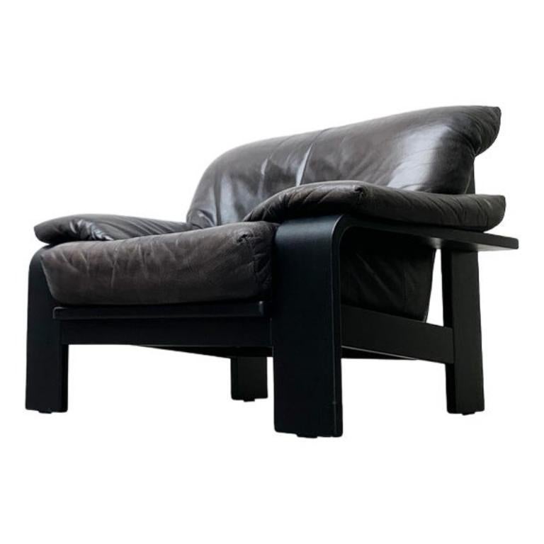 Large armchair from the renowned manufacturer Mustring according to a design by Rolf Benz from the early 90s.

The design convinces with brutalist honesty and the high -quality workmanship and materiality. There are also influences of the