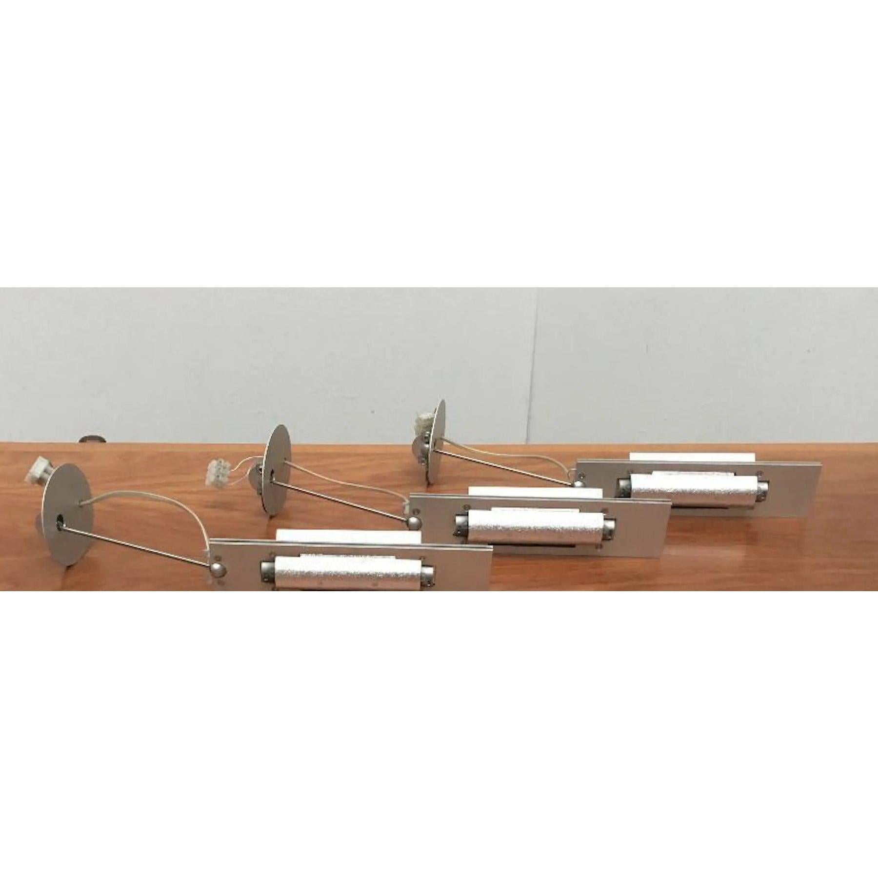 Wandering Finger è una delicata lampada da parete realizzata dal designer dell'illuminazione Ingo Maurer.

I materiali e la lavorazione sono di alta qualità, si nota l'attenzione ai dettagli. La testa del riflettore della lampada poggia su una barra