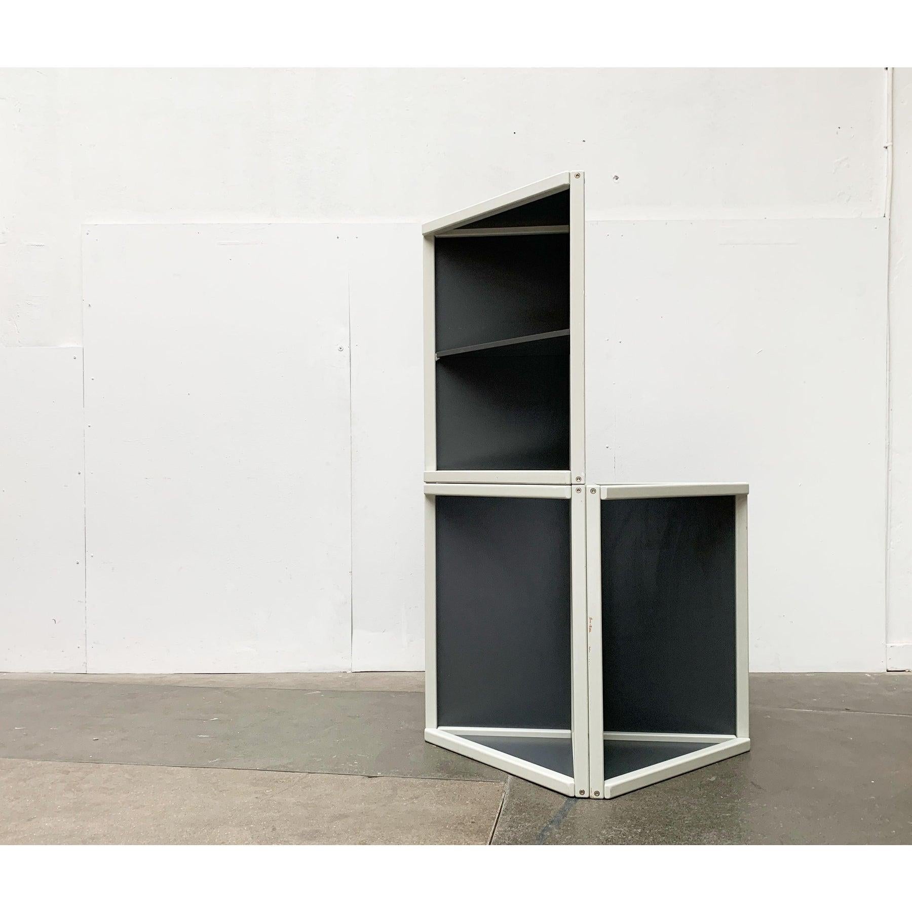 Rari contenitori angolari della collezione Profilsystem di Flötotto in un colore speciale. Un design molto semplice e funzionale. I ... Leggi tutto Rari contenitori angolari della collezione Profilsystem di Flötotto in un colore speciale.Un design
