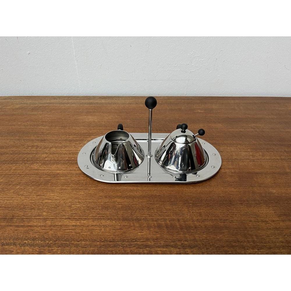 Sucrier et laitier italiens postmodernes par Micheal Graves pour Alessi, années 1980, ensemble de 3, en très bon état. Conçue de 1980 à 1989 Cette pièce porte une marque d'attribution.

Informations complémentaires :
Matériaux : Métal,