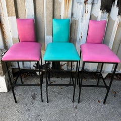 Ensemble de 3 tabourets de bar rembourrés postmodernes par Minson Enterprise. Circa 1980