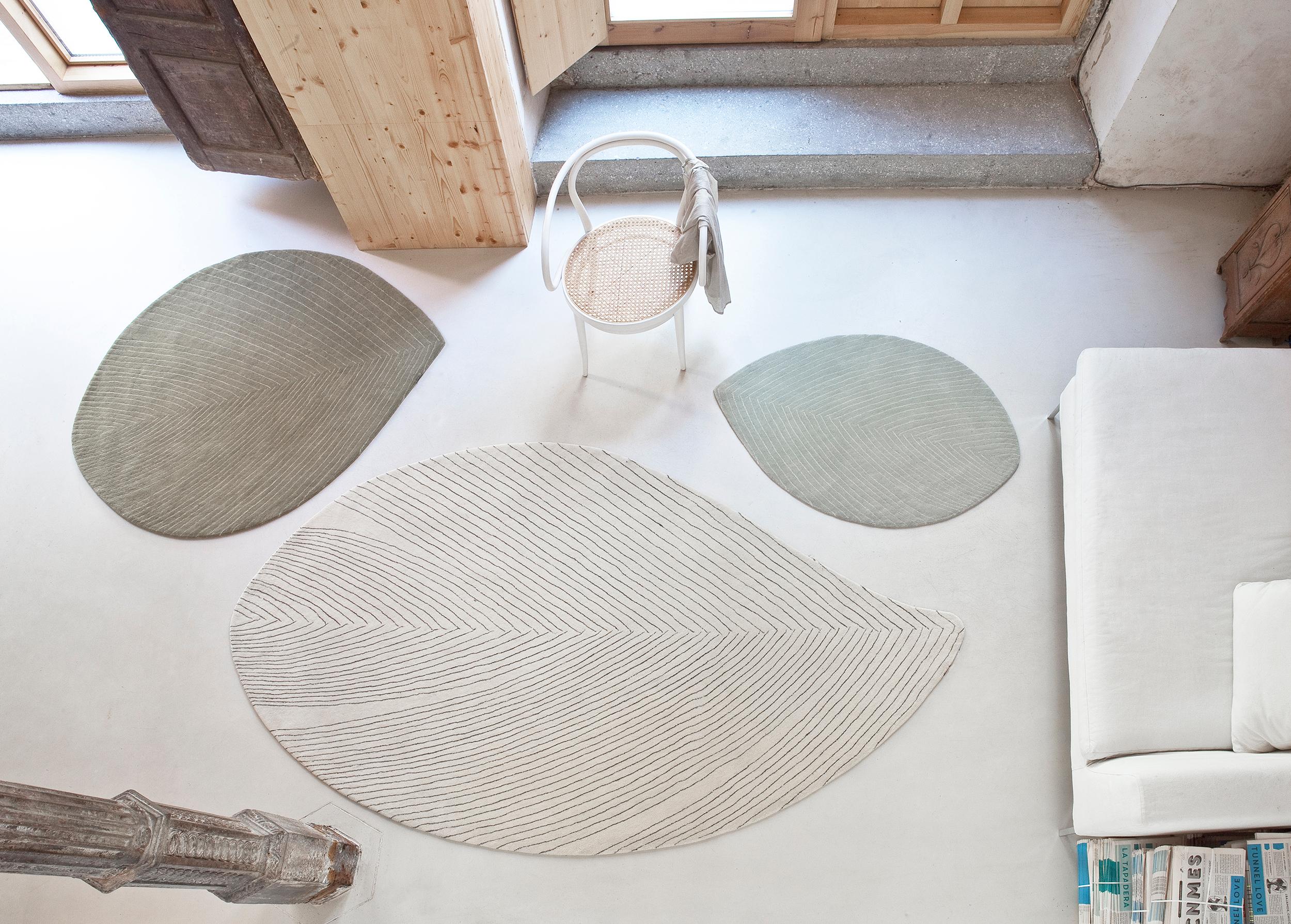 Set di 3 tappeti 'Quill' di Nao Tamura per Nanimarquina. Realizzato in 100% lana vergine trapuntata a mano. Di origine indiana, questa lana riduce l'impatto ambientale perché viene prodotta nello stesso luogo in cui vengono realizzati i tappeti.