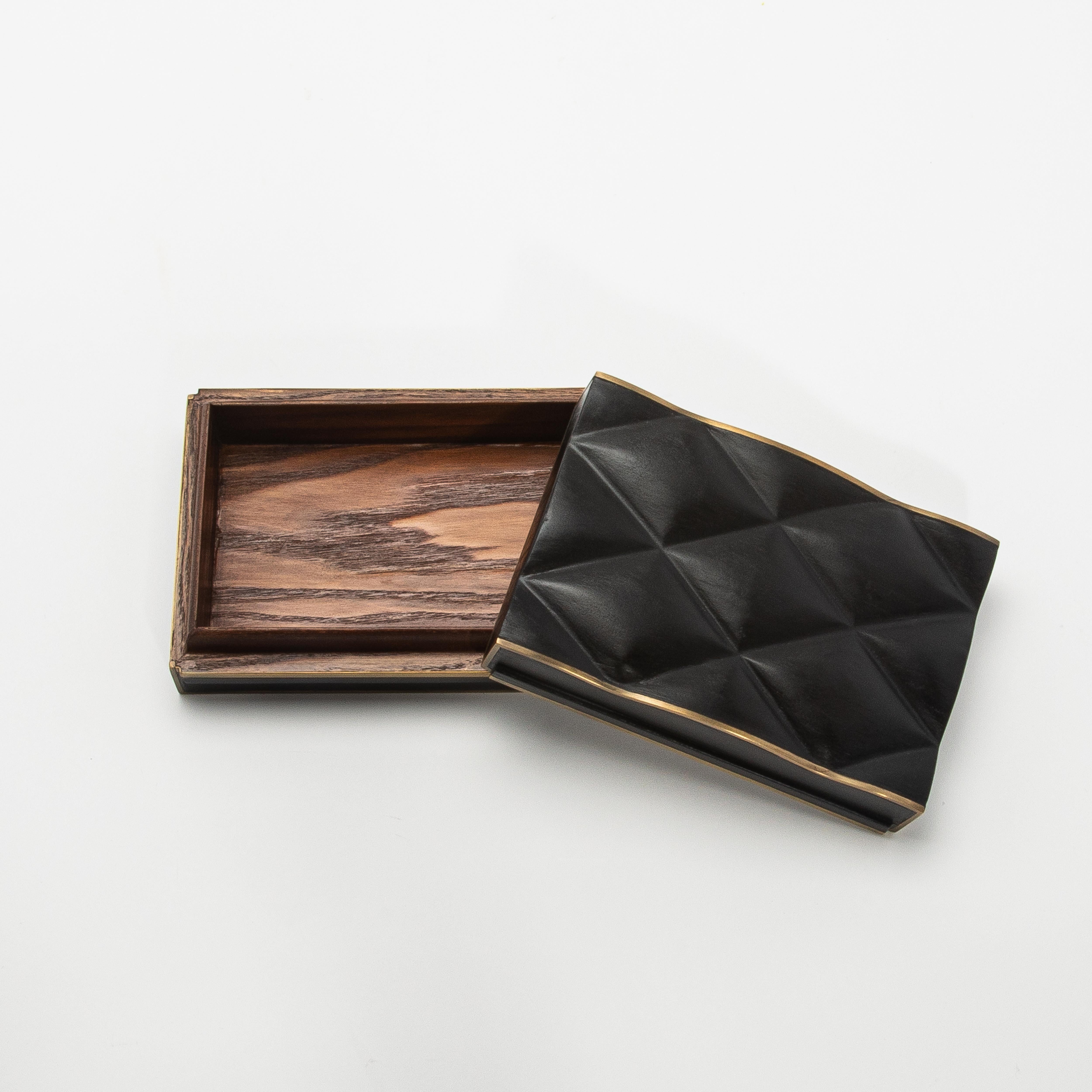 Juego de 3 cajas acolchadas de roble negro con latón patinado bronce by Kifu Paris en venta 2