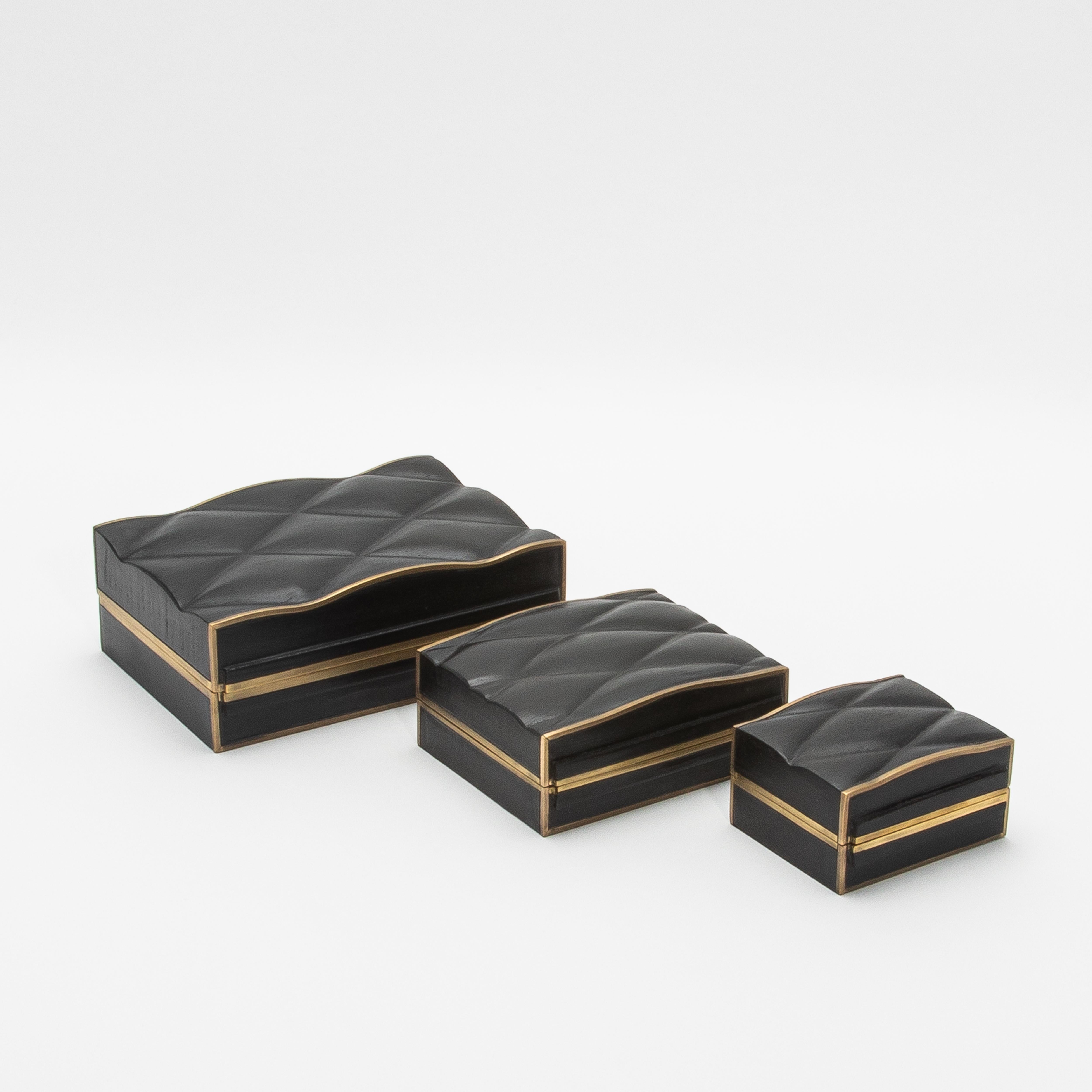 Juego de 3 cajas acolchadas de roble negro con latón patinado bronce by Kifu Paris Art Decó en venta