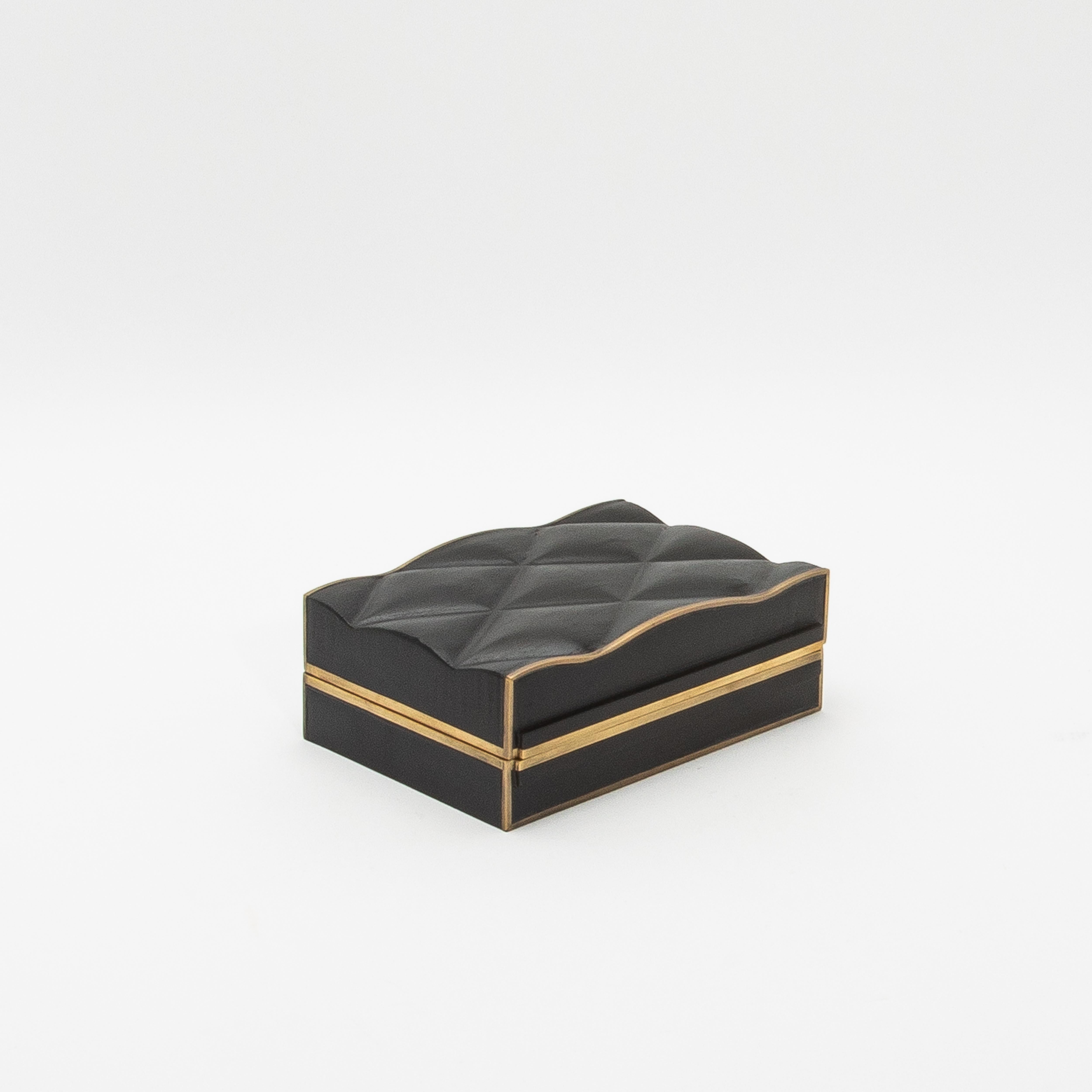 Juego de 3 cajas acolchadas de roble negro con latón patinado bronce by Kifu Paris Hecho a mano en venta