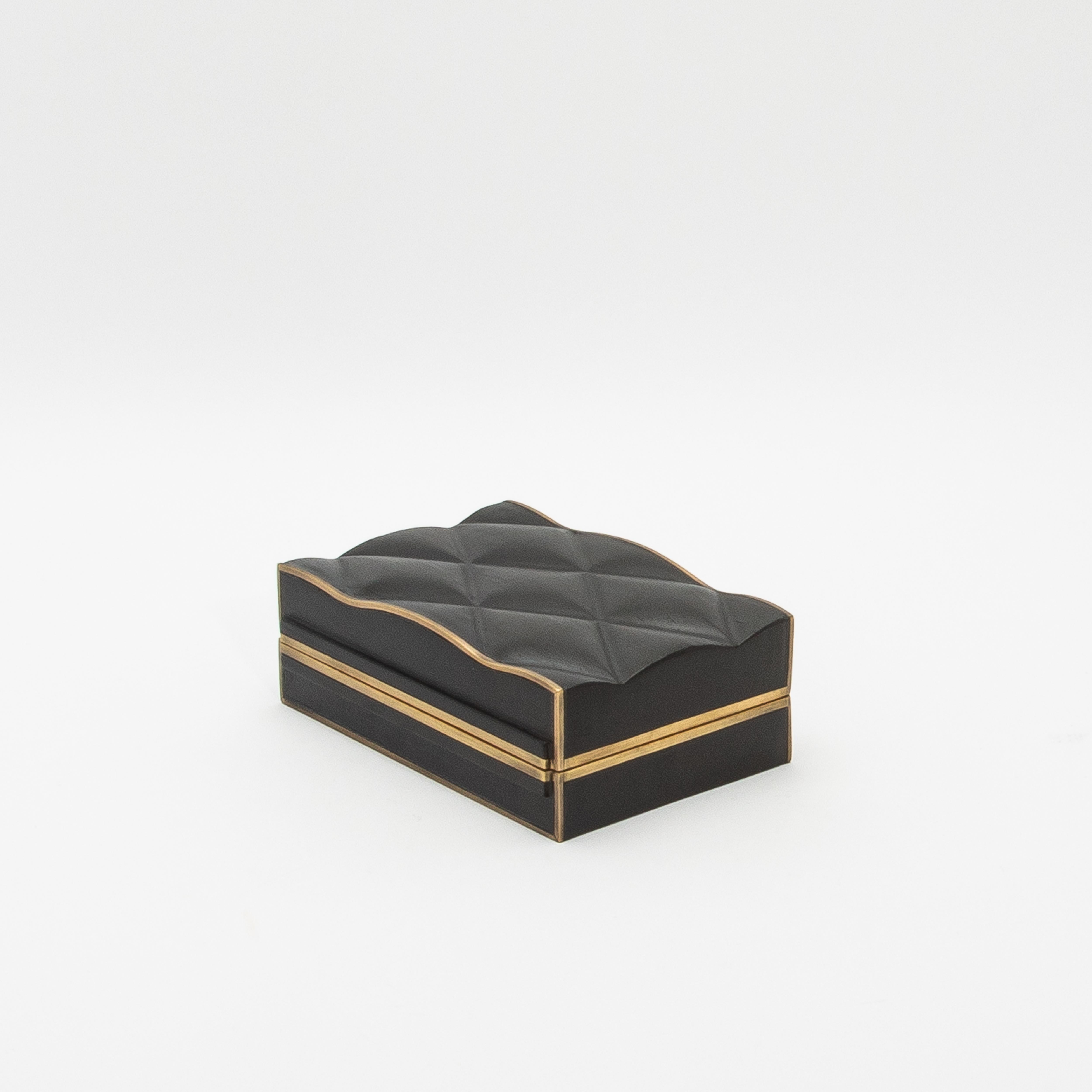 Juego de 3 cajas acolchadas de roble negro con latón patinado bronce by Kifu Paris Siglo XXI y contemporáneo en venta