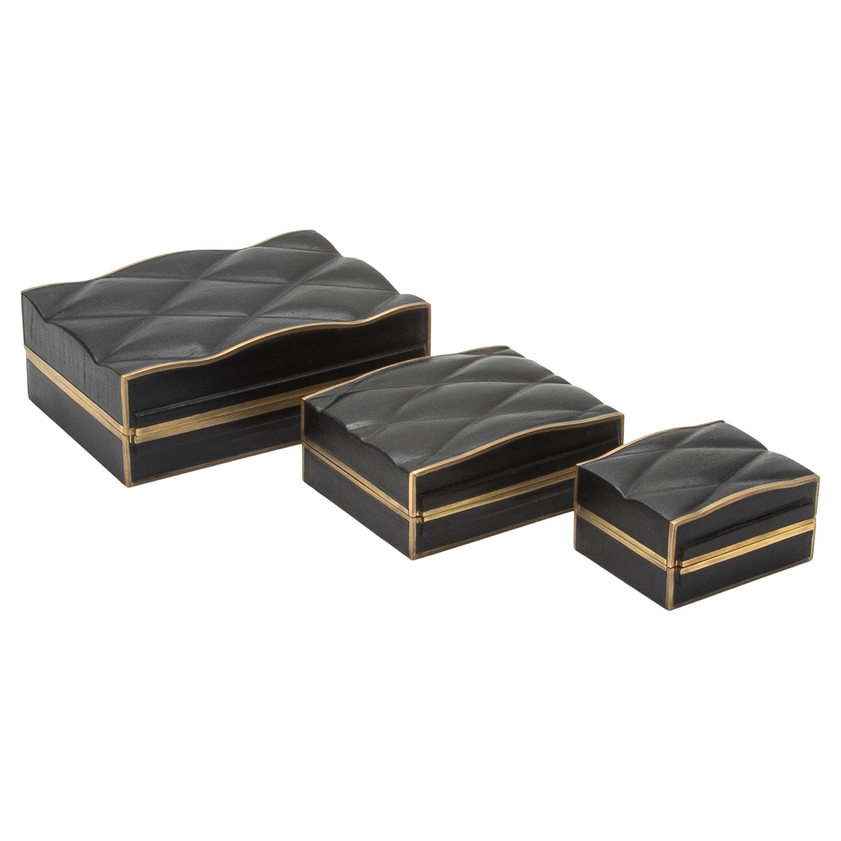 Juego de 3 cajas acolchadas de roble negro con latón patinado bronce by Kifu Paris en venta