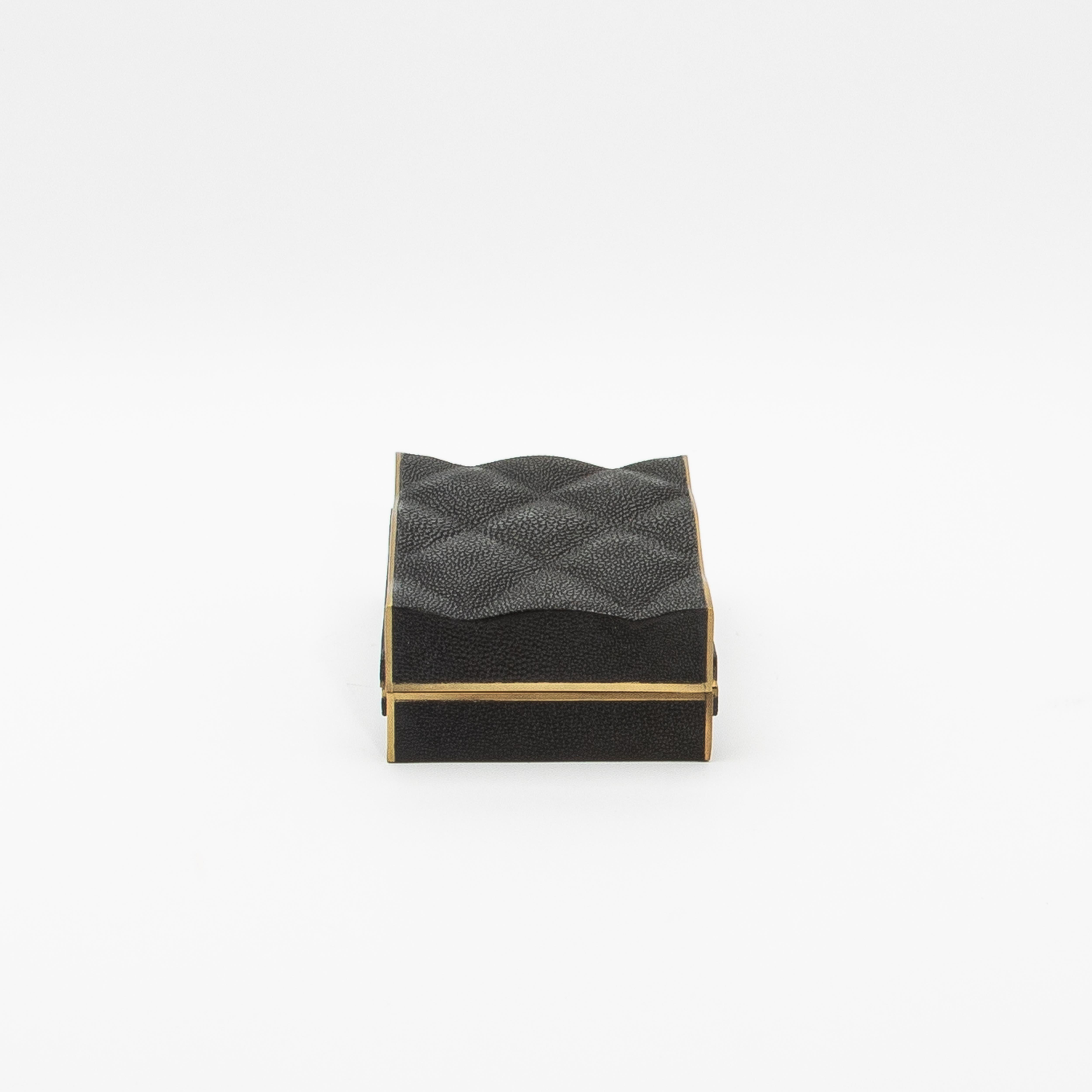 Juego de 3 cajas acolchadas de piel de zapa negra con latón patinado bronce by Kifu Paris Art Decó en venta