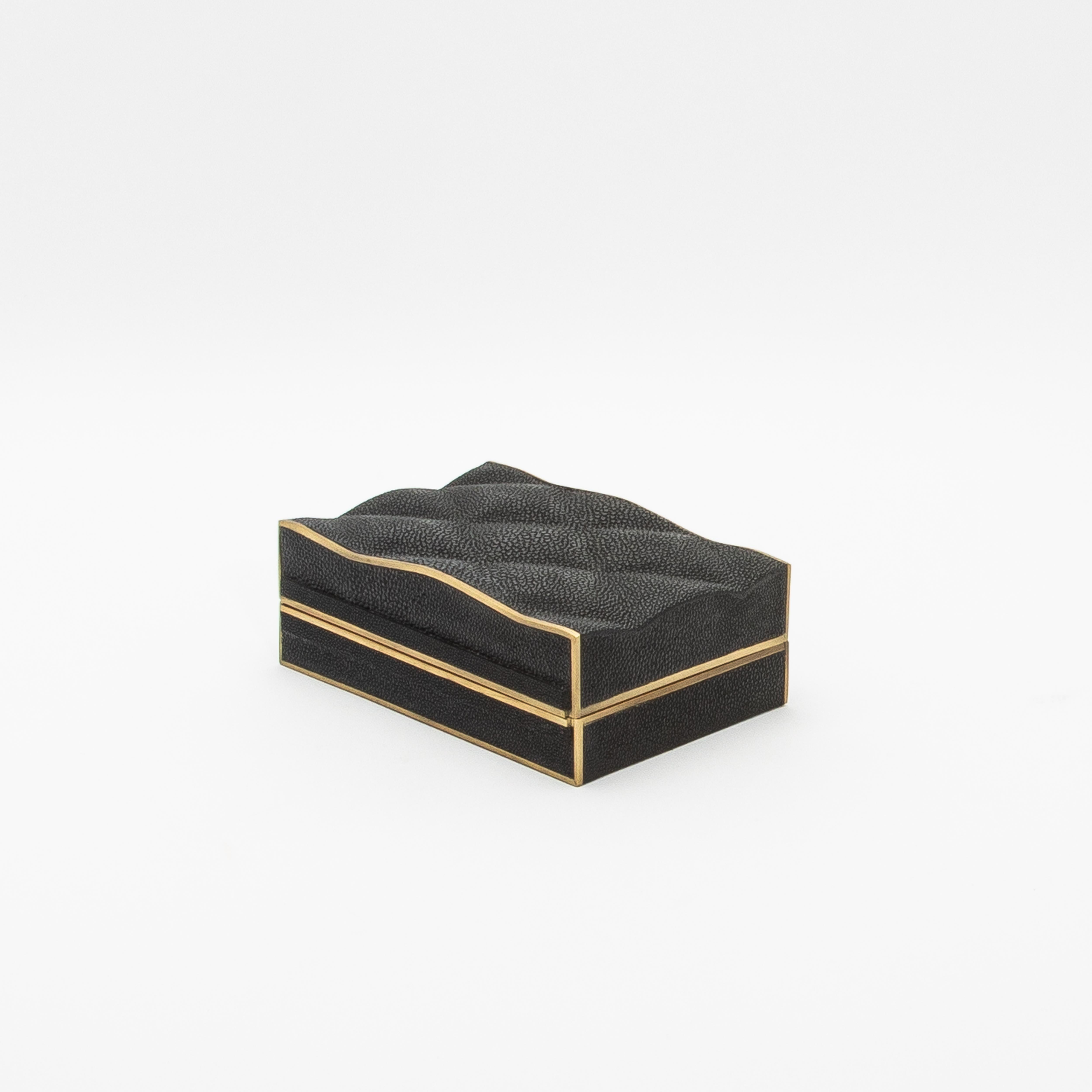 Juego de 3 cajas acolchadas de piel de zapa negra con latón patinado bronce by Kifu Paris Filipino en venta