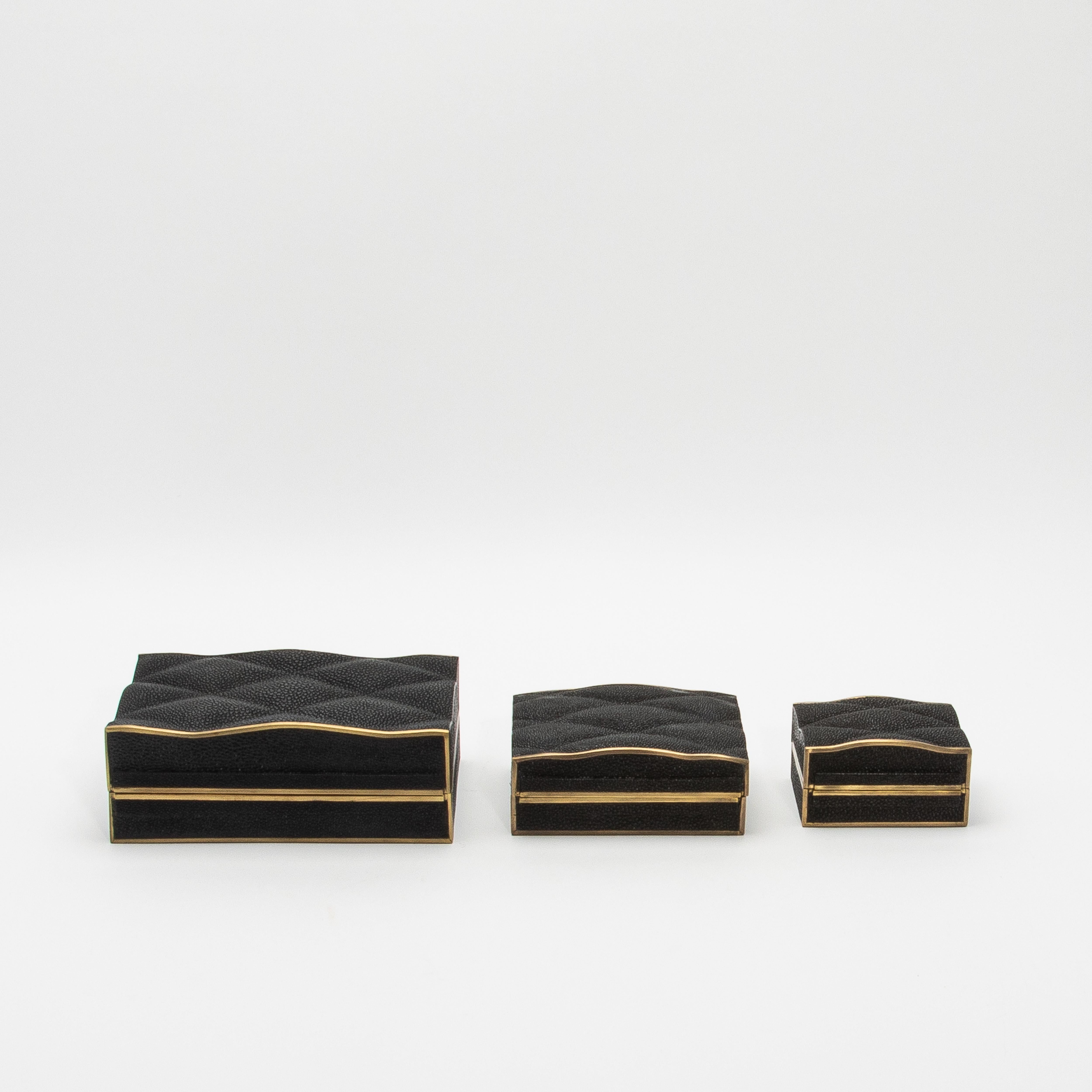 Juego de 3 cajas acolchadas de piel de zapa negra con latón patinado bronce by Kifu Paris Hecho a mano en venta